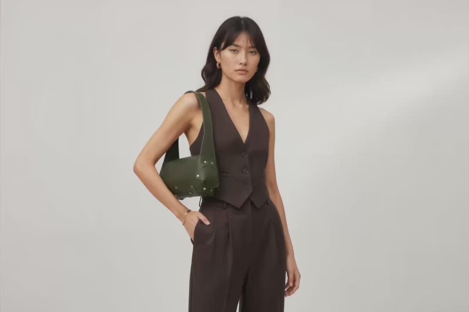 Fiona Bag Olive Green Color Leather On Model Bright Background Vegetable Tanned Leather Video Loop Walking Modern Minimalist Design Premium Quality Atelier Madre Manuel Dreesmann Barcelona Spain