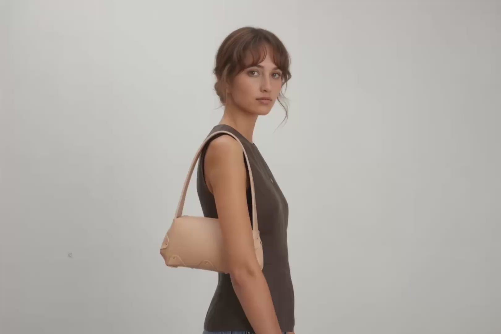 Fiona Bag Natural Color Leather On Model Bright Background Vegetable Tanned Leather Video Loop Walking Modern Minimalist Design Premium Quality Atelier Madre Manuel Dreesmann Barcelona Spain