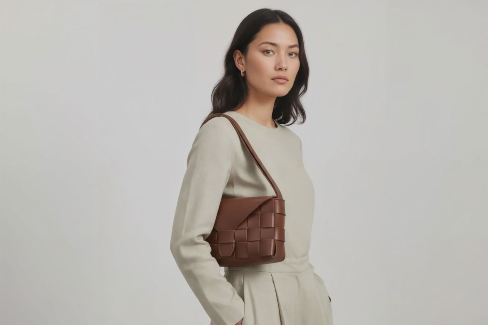 Leather Bag Dark Brown Color Big Saka On A Woman Model Loop Video Braided  Vegetable Tanned Leather Modern Minimalist Design Premium Quality Atelier Madre Manuel Dreesmann Barcelona Spain