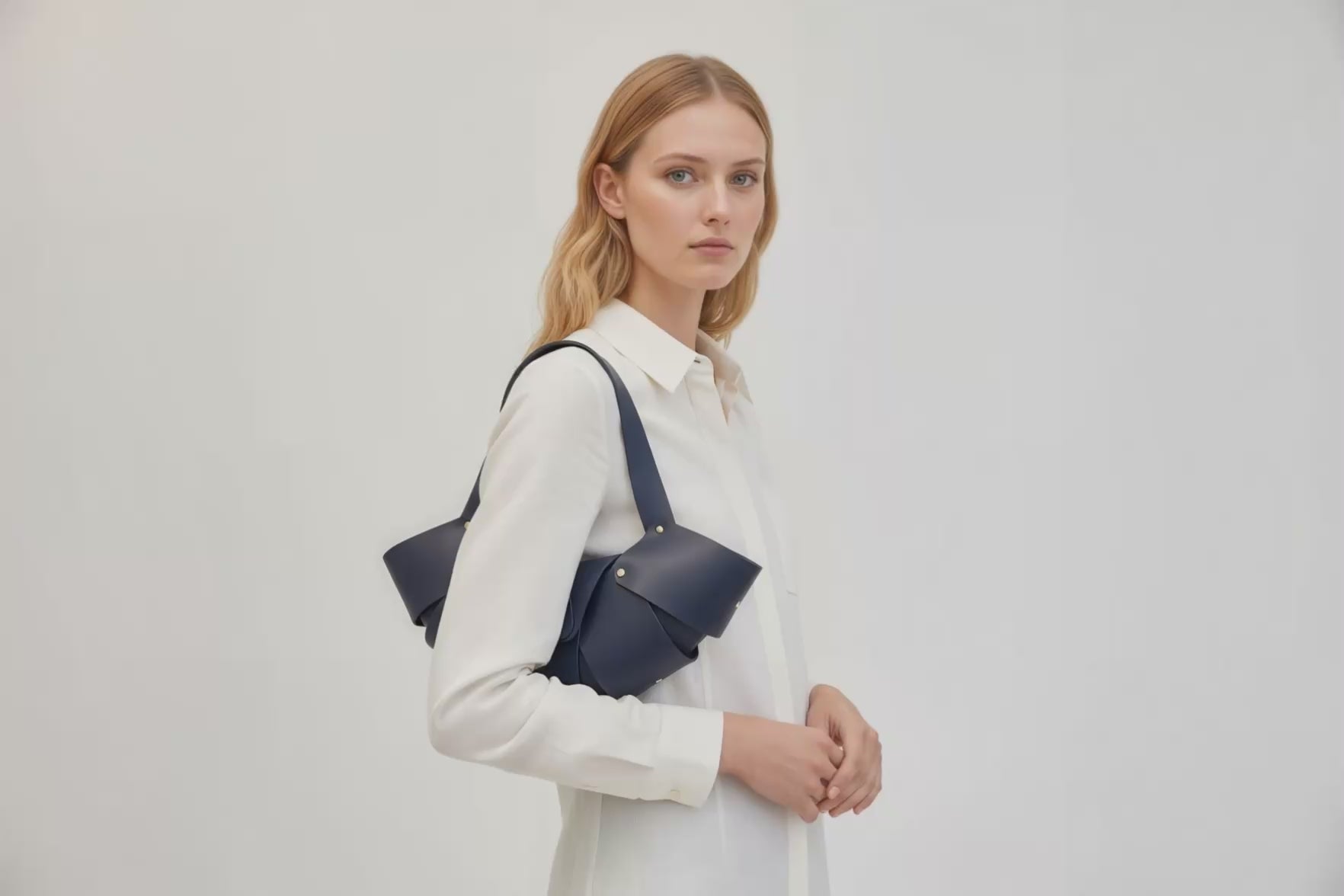 Croissant Bag Marine Blue Color Leather On Model Loop Atelier Madre Manuel Dreesmann Barcelona Video
