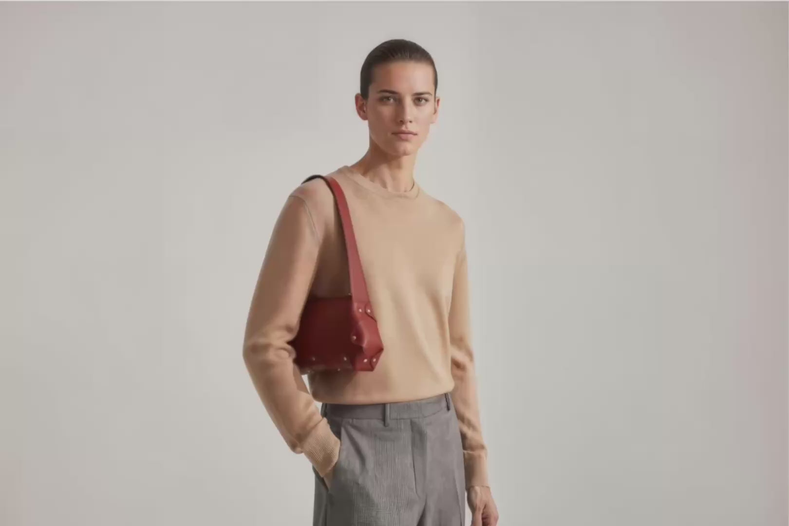 Fiona Bag Red Color Leather On Model Bright Background Vegetable Tanned Leather Video Loop Walking Modern Minimalist Design Premium Quality Atelier Madre Manuel Dreesmann Barcelona Spain