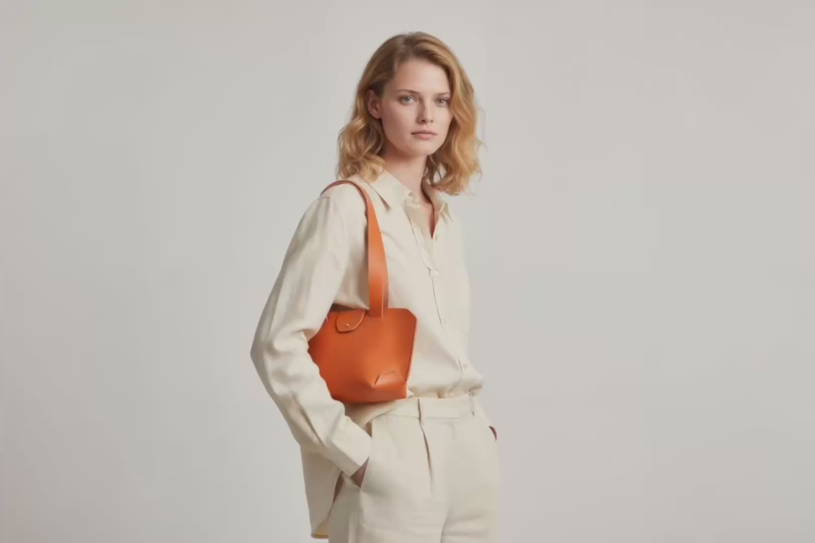 Medium Tote Bag Orange Color On Model Video Loop Leather Premium Quality Minimalist Modern Design Atelier Madre Manuel Dreesmann Barcelona Spain