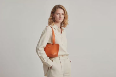 Medium Tote Bag Orange Color On Model Video Loop Leather Premium Quality Minimalist Modern Design Atelier Madre Manuel Dreesmann Barcelona Spain