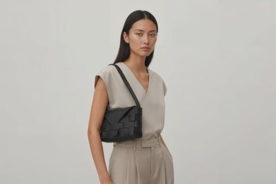 Leather Bag Black Color Big Saka On A Woman Model Loop Video Braided  Vegetable Tanned Leather Modern Minimalist Design Premium Quality Atelier Madre Manuel Dreesmann Barcelona Spain