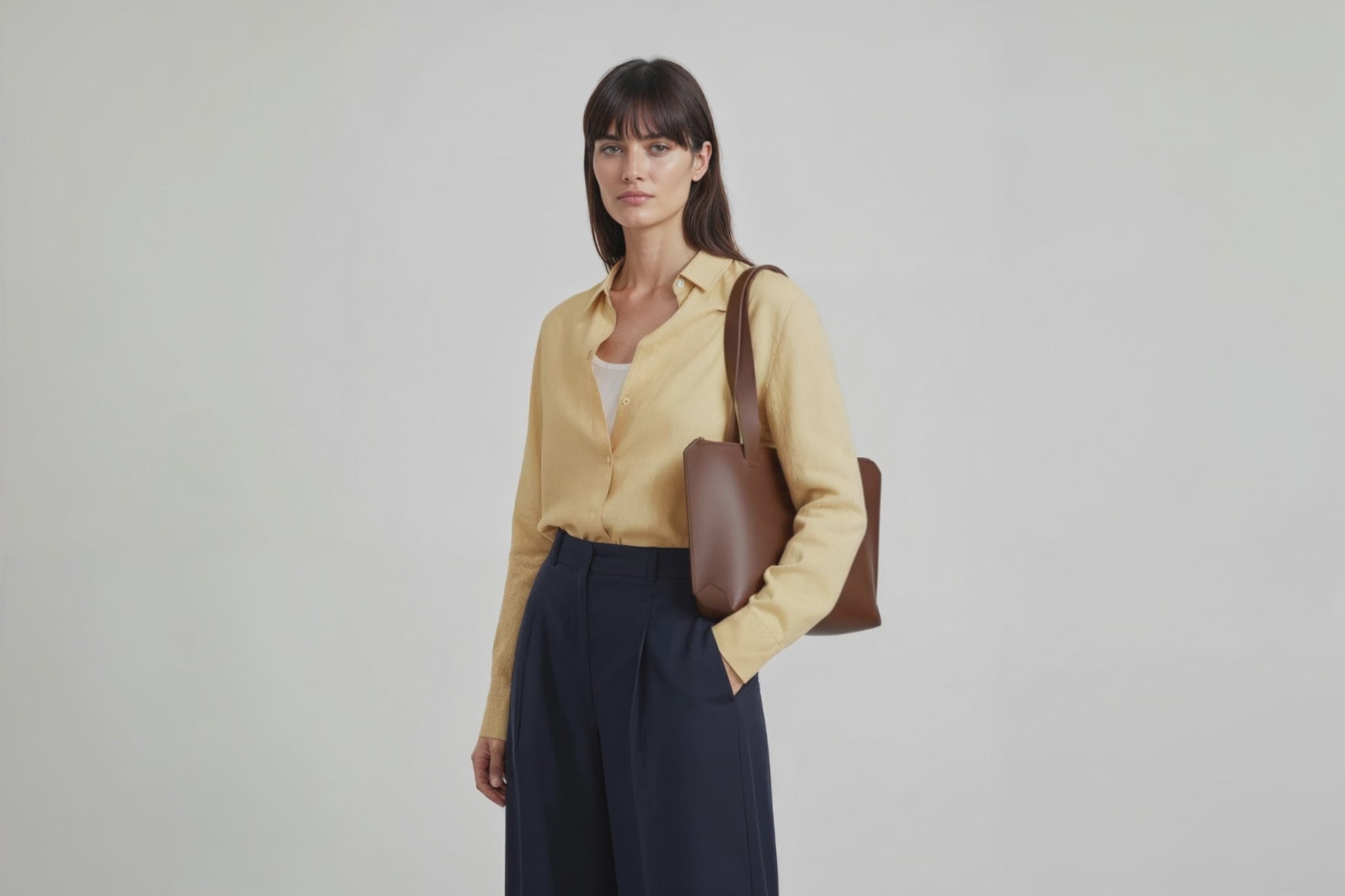 Tote Bag Leather Zipper Dark Brown Color On A Woman Model Premium Quality Minimalist Design Atelier Madre Manuel Dreesmann Barcelona Spain