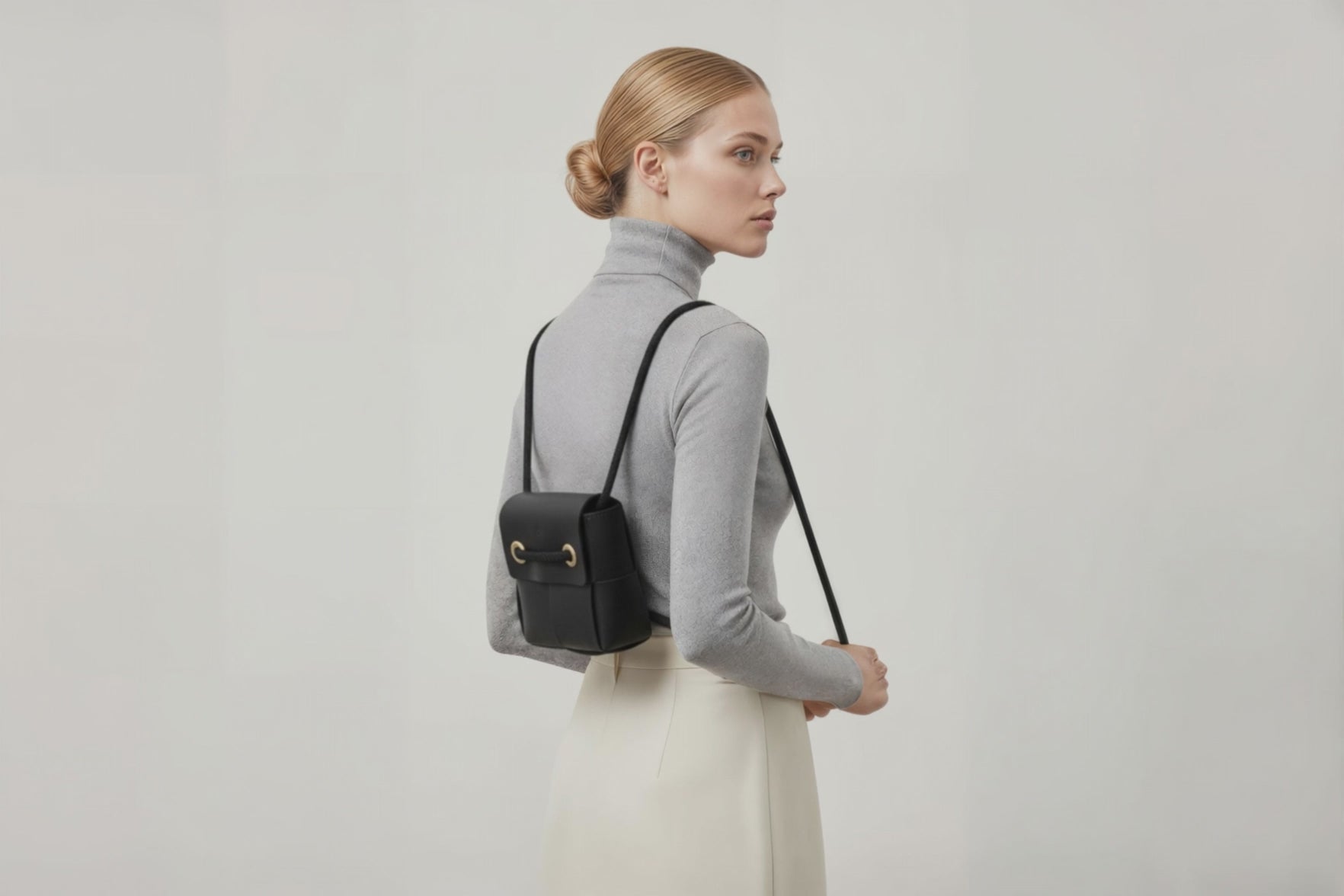 Woven Backpack Small Black Leather On Model Minimalistic Design Atelier Madre Manuel Dreesmann Barcelona 