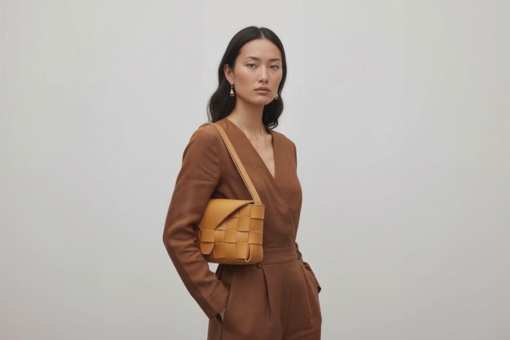 Leather Bag Brown Color Big Saka On A Woman Model Loop Video Braided  Vegetable Tanned Leather Modern Minimalist Design Premium Quality Atelier Madre Manuel Dreesmann Barcelona Spain