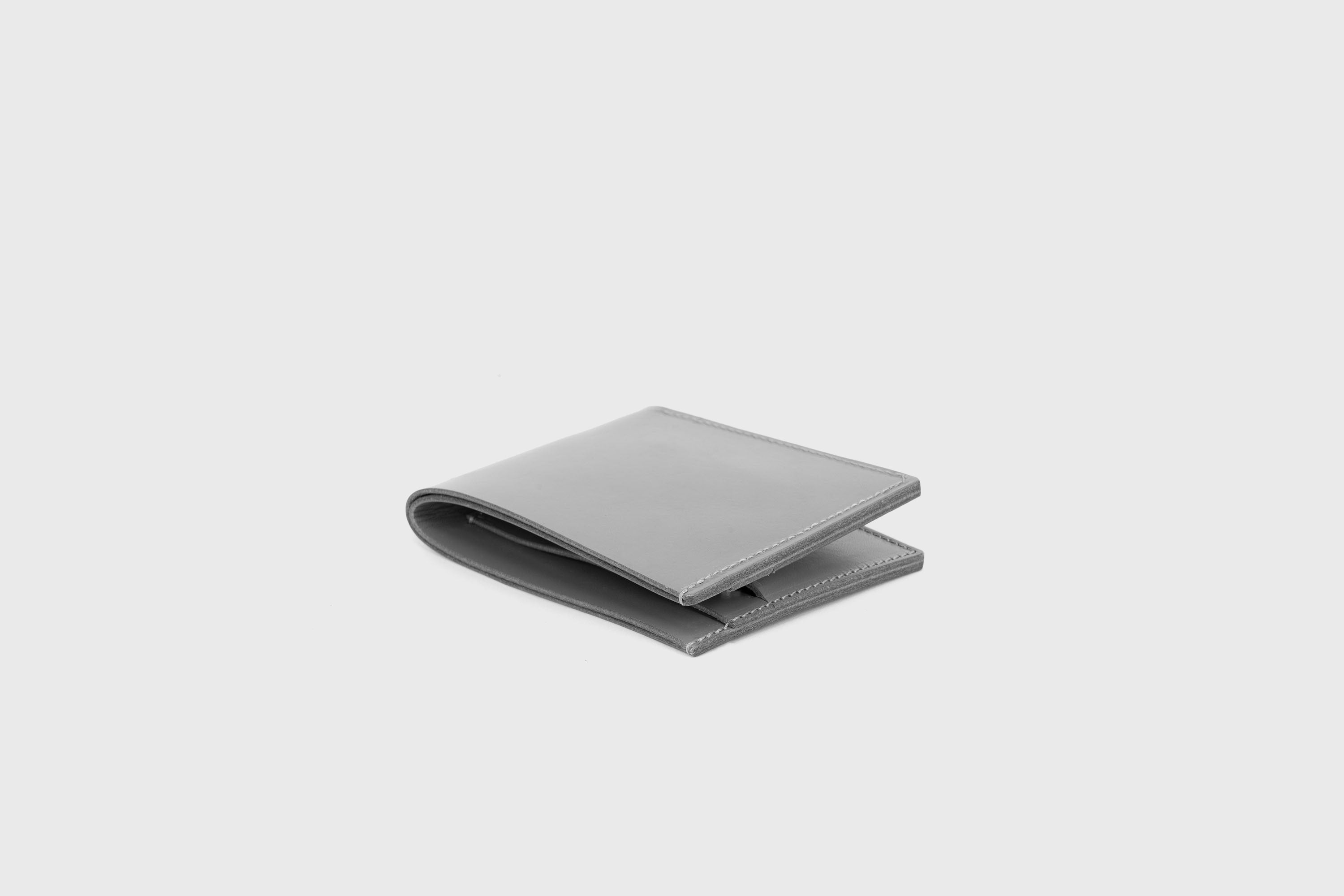 Bifold Wallet Light Grey Leather Vegetable Tanned Leather Premium Classic Design and Handcrafted By Atelier Madre Manuel Dreeesmann Barcelona Spain