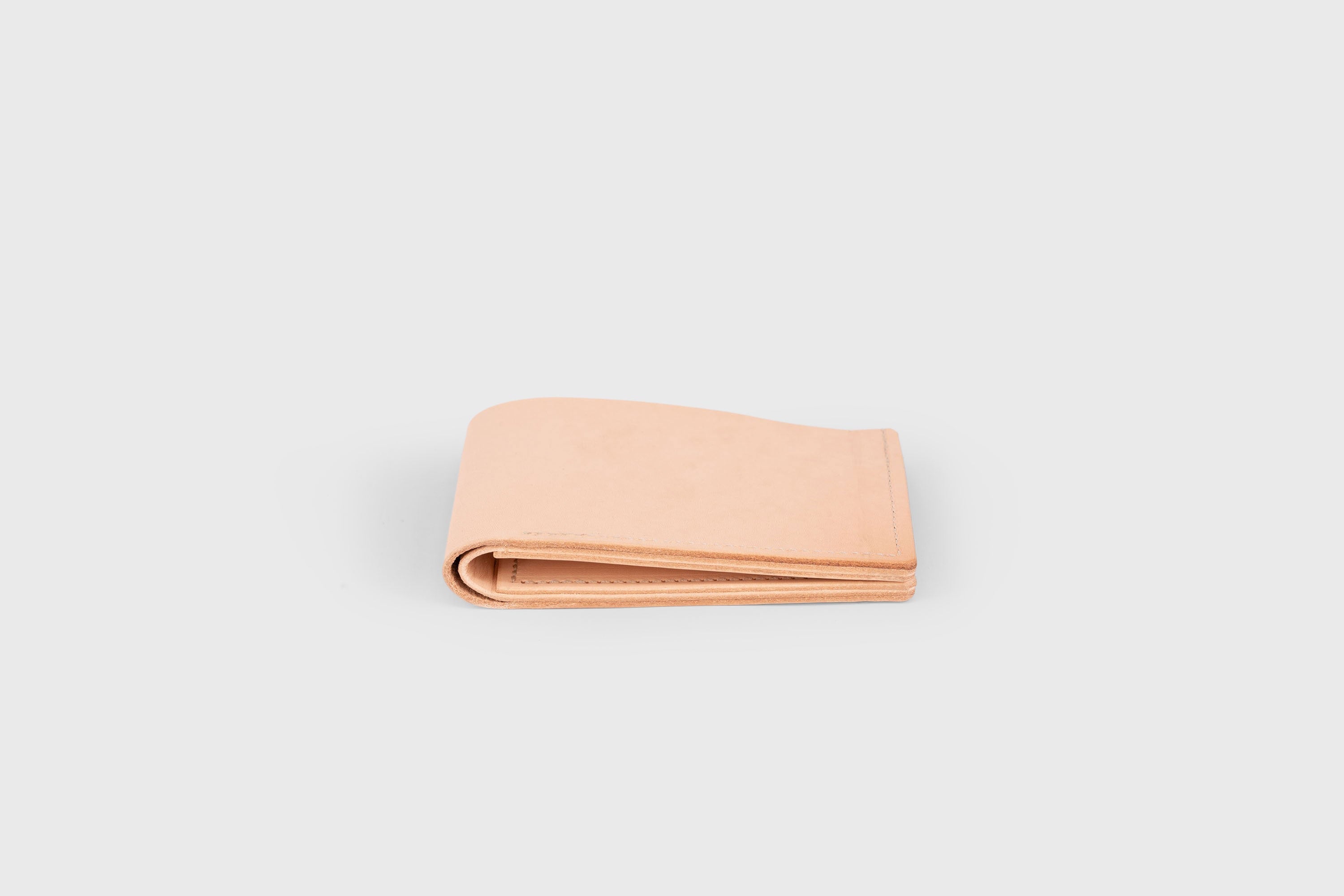Bifold Wallet Natural Leather Vegetable Tanned Leather Premium Classic Design and Handcrafted By Atelier Madre Manuel Dreeesmann Barcelona Spain