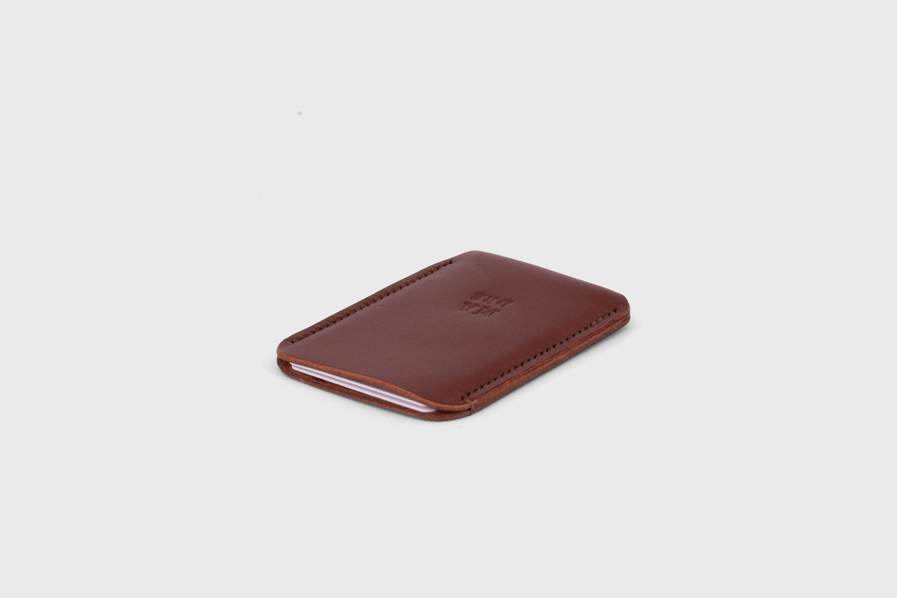 Cardholder single wallet dark brown leather vachetta full grain vegetable tanned minimal modern design handmade by Atelier Madre Manuel Dreesmann Barcelona Spain