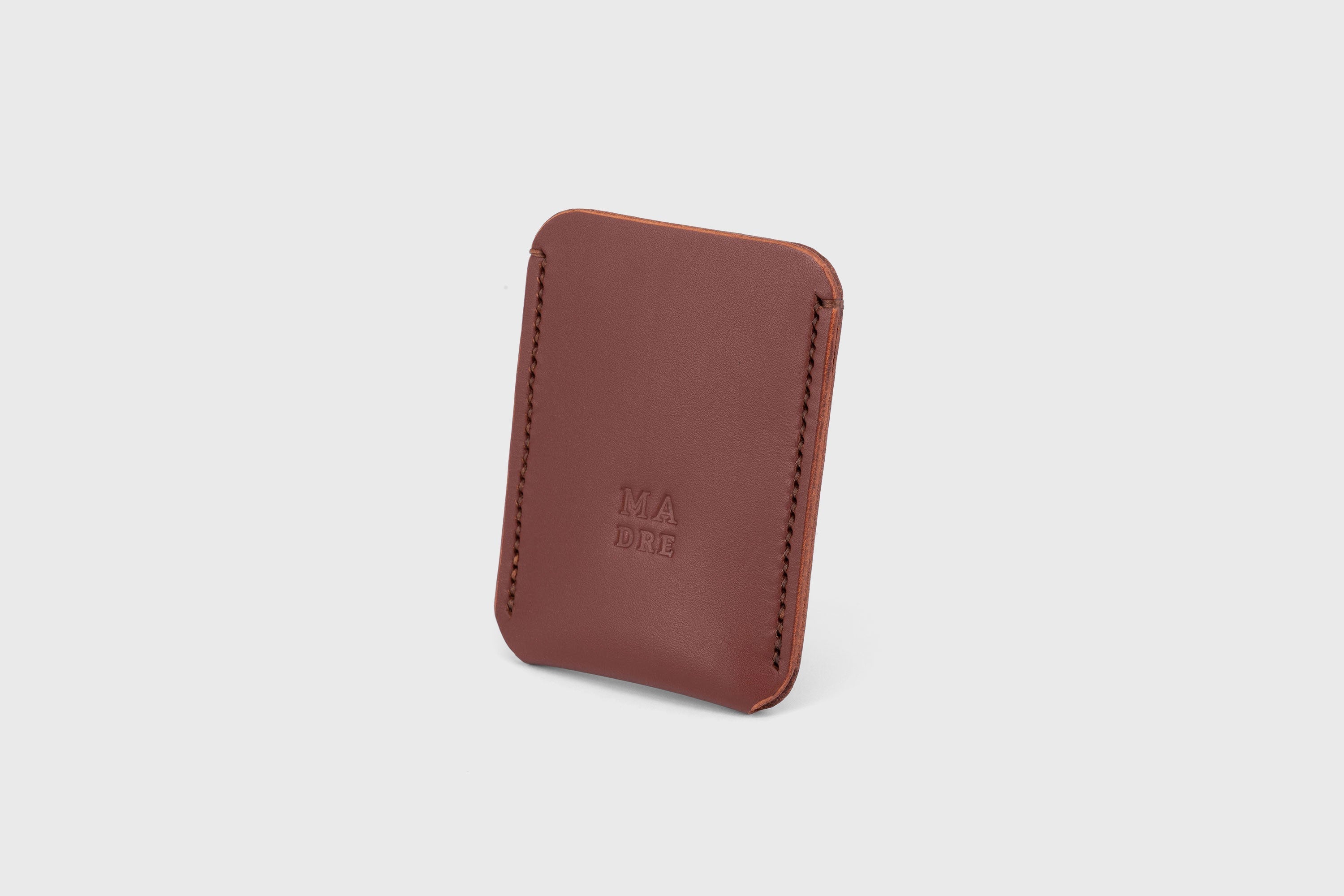 Cardholder single wallet dark brown leather vachetta full grain vegetable tanned Novillo minimal design handmade by Atelier Madre Manuel Dreesmann Barcelona Spain