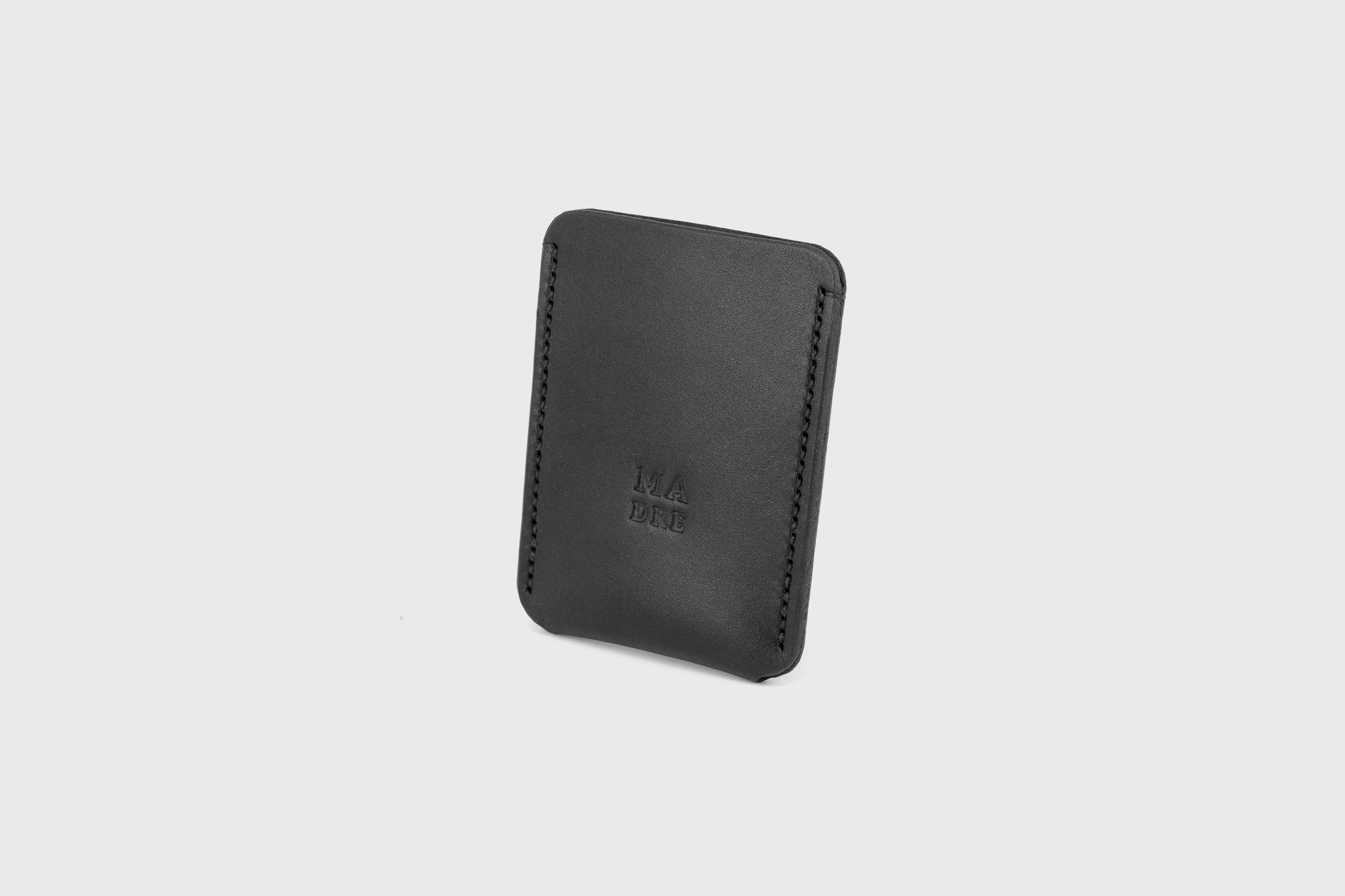 Cardholder single wallet black leather vachetta full grain vegetable tanned minimal modern design handmade by Atelier Madre Manuel Dreesmann Barcelona Spain