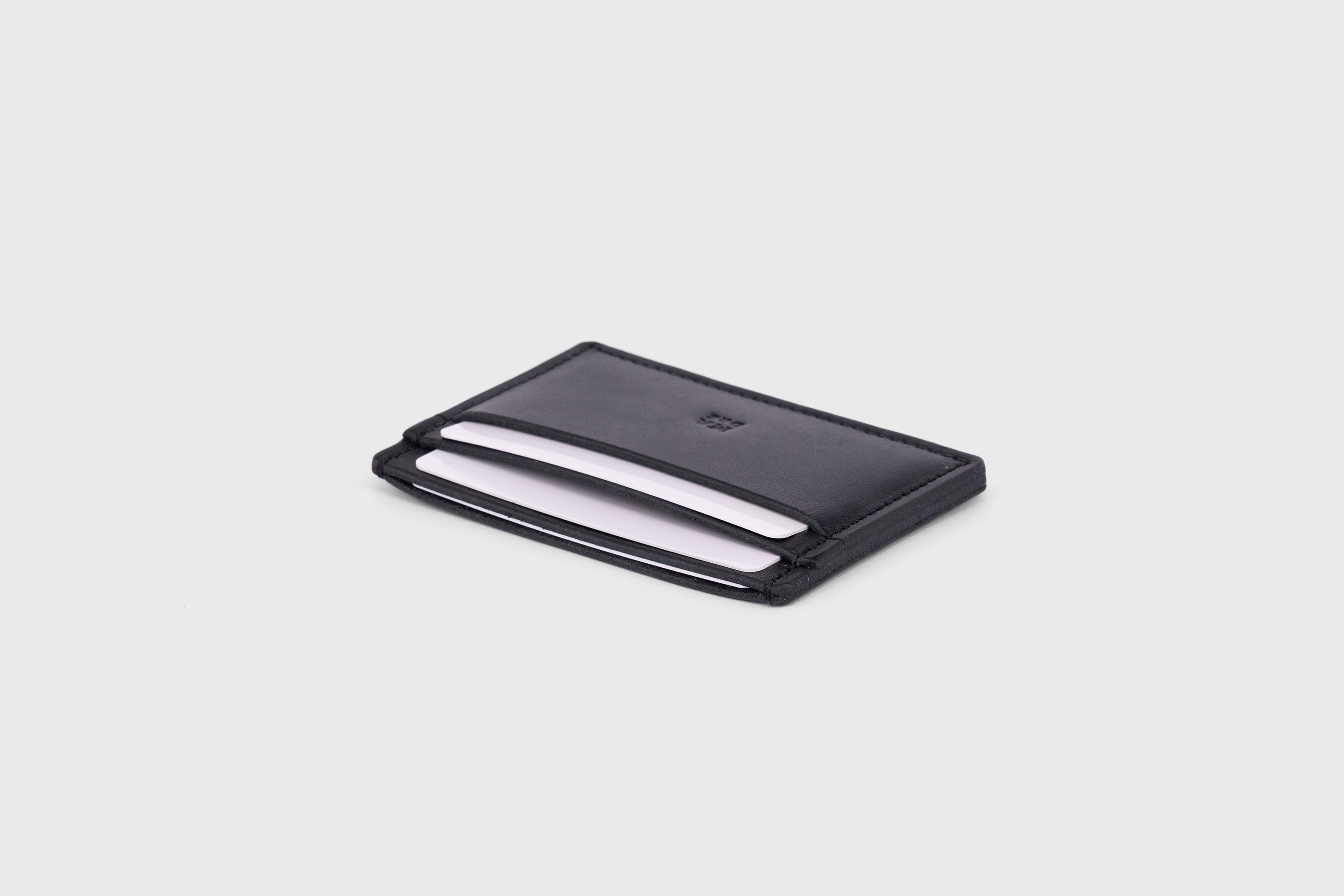 Credit Card Wallet in Black Leather Vachetta Vegetable Tanned Leather High Premium Quality Handmade and Design by Atelier Madre Manuel Dreesmann Barcelona Spain