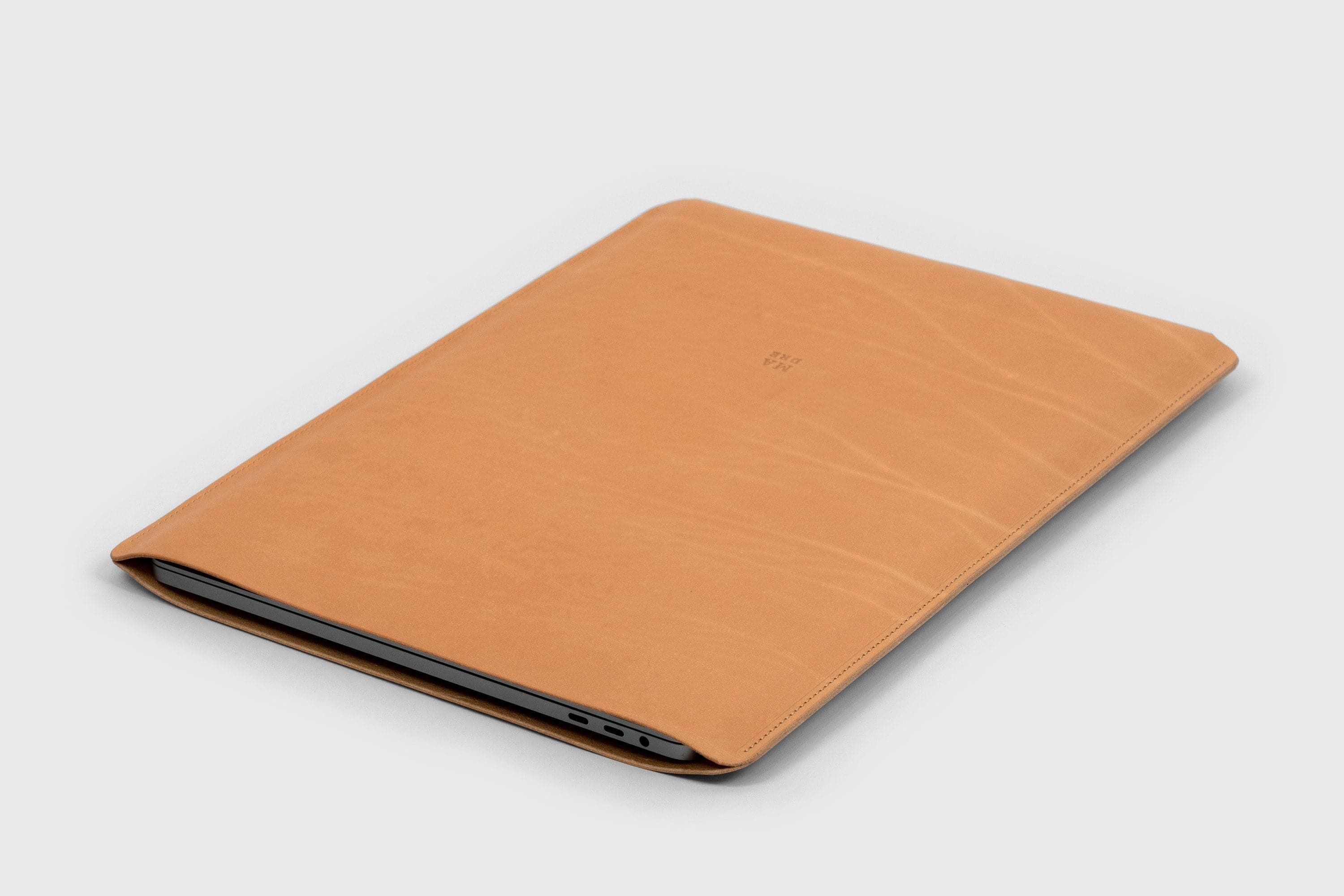 MacBook Pro 16 Inch Leather Slip Sleeve Case Brown Vegetable Tanned Full Grain Real Leather Minimalistic Design Premium Quality Manuel Dreesmann Atelier Madre Barcelona