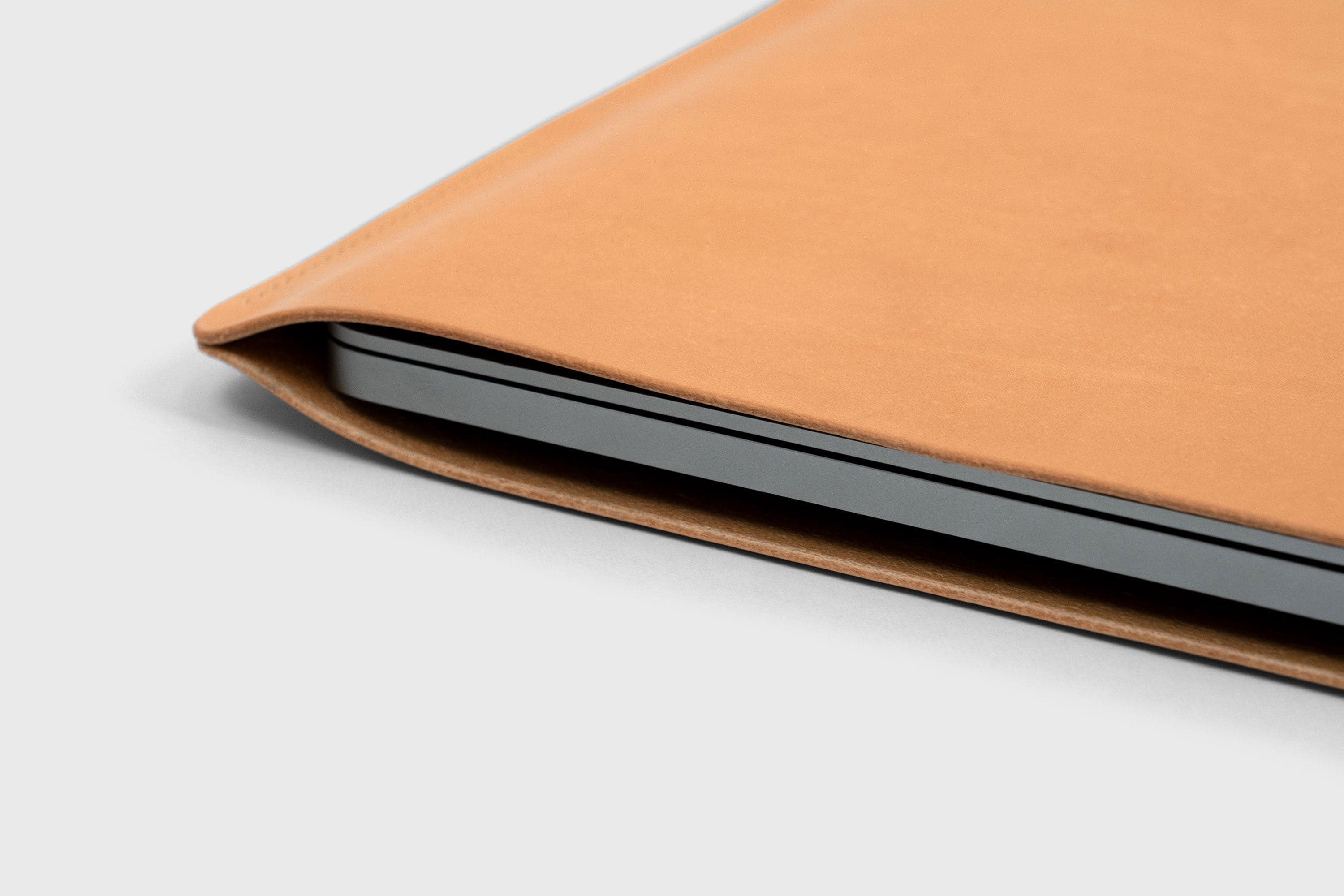MacBook Pro 14 Sleeve Leather Slip Case Bag Brown 2021 Manuel Dreesmann Atelier Madre Barcelona
