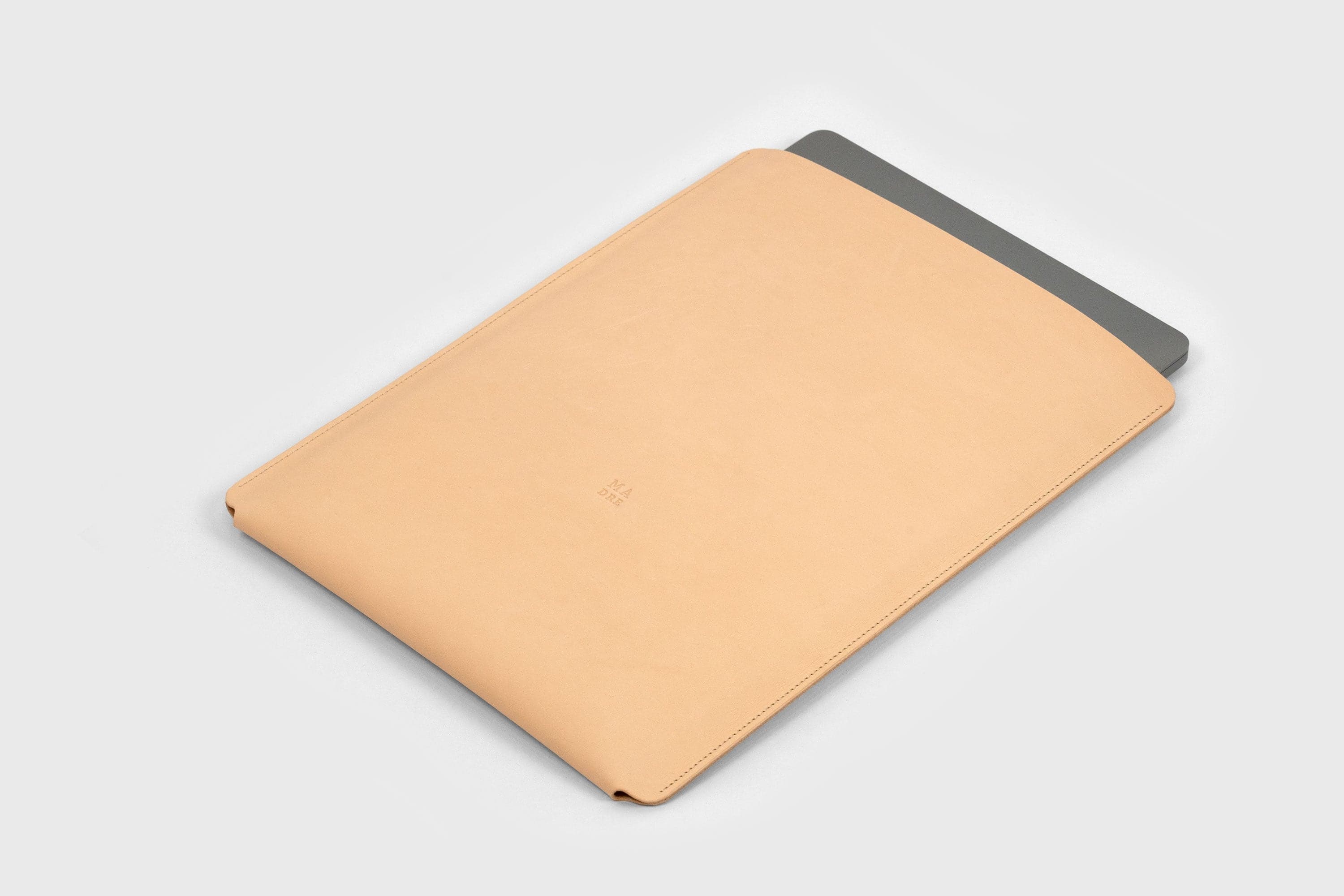 MacBook Pro 16 Inch Leather Slip Sleeve Case Natural Vegetable Tanned Full Grain Real Leather Minimalistic Design Premium Quality Manuel Dreesmann Atelier Madre Barcelona