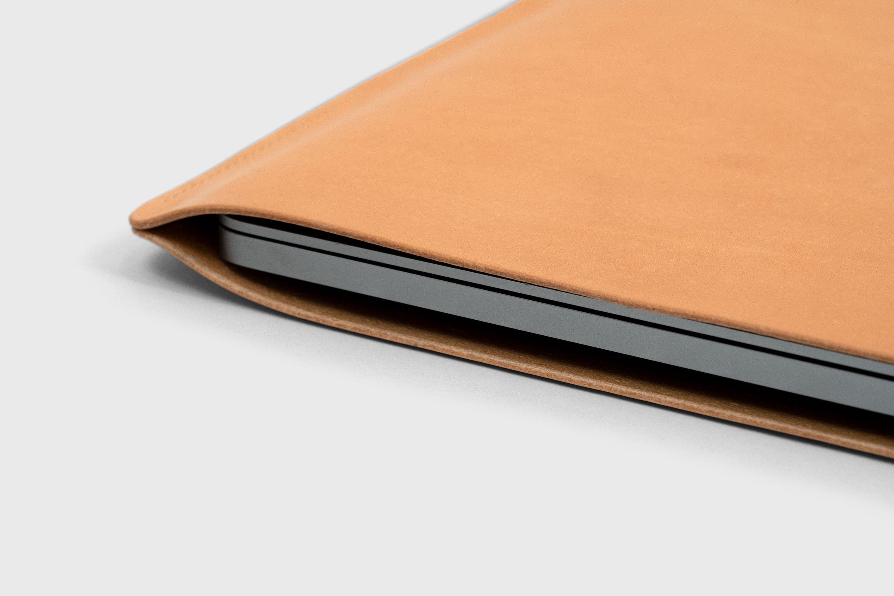 MacBook Pro 16 Inch Leather Slip Sleeve Case Brown Vegetable Tanned Full Grain Real Leather Minimalistic Design Premium Quality Manuel Dreesmann Atelier Madre Barcelona