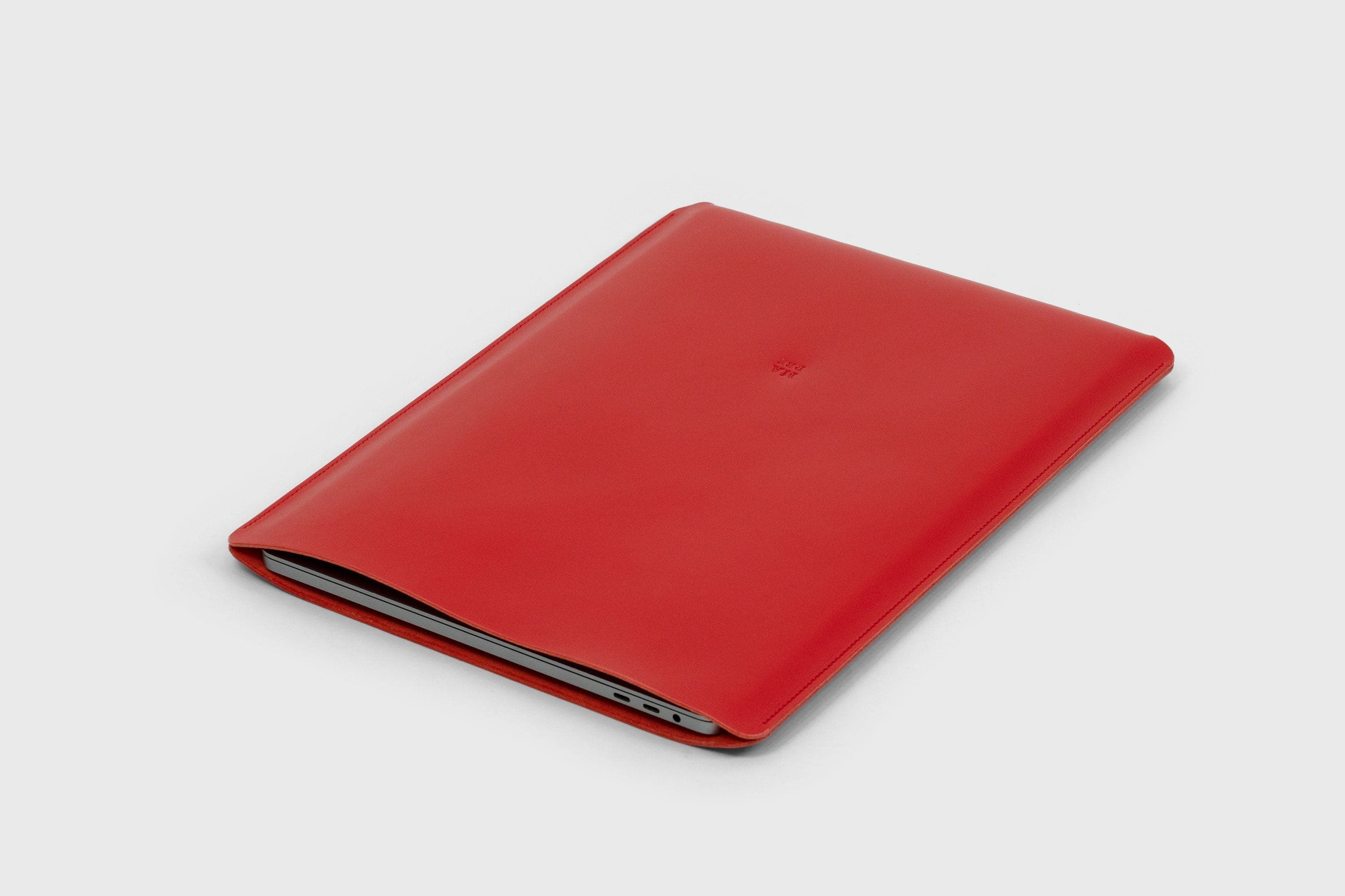MacBook Pro 16 Inch Leather Slip Sleeve Case Red Vegetable Tanned Full Grain Real Leather Minimalistic Design Premium Quality Manuel Dreesmann Atelier Madre Barcelona