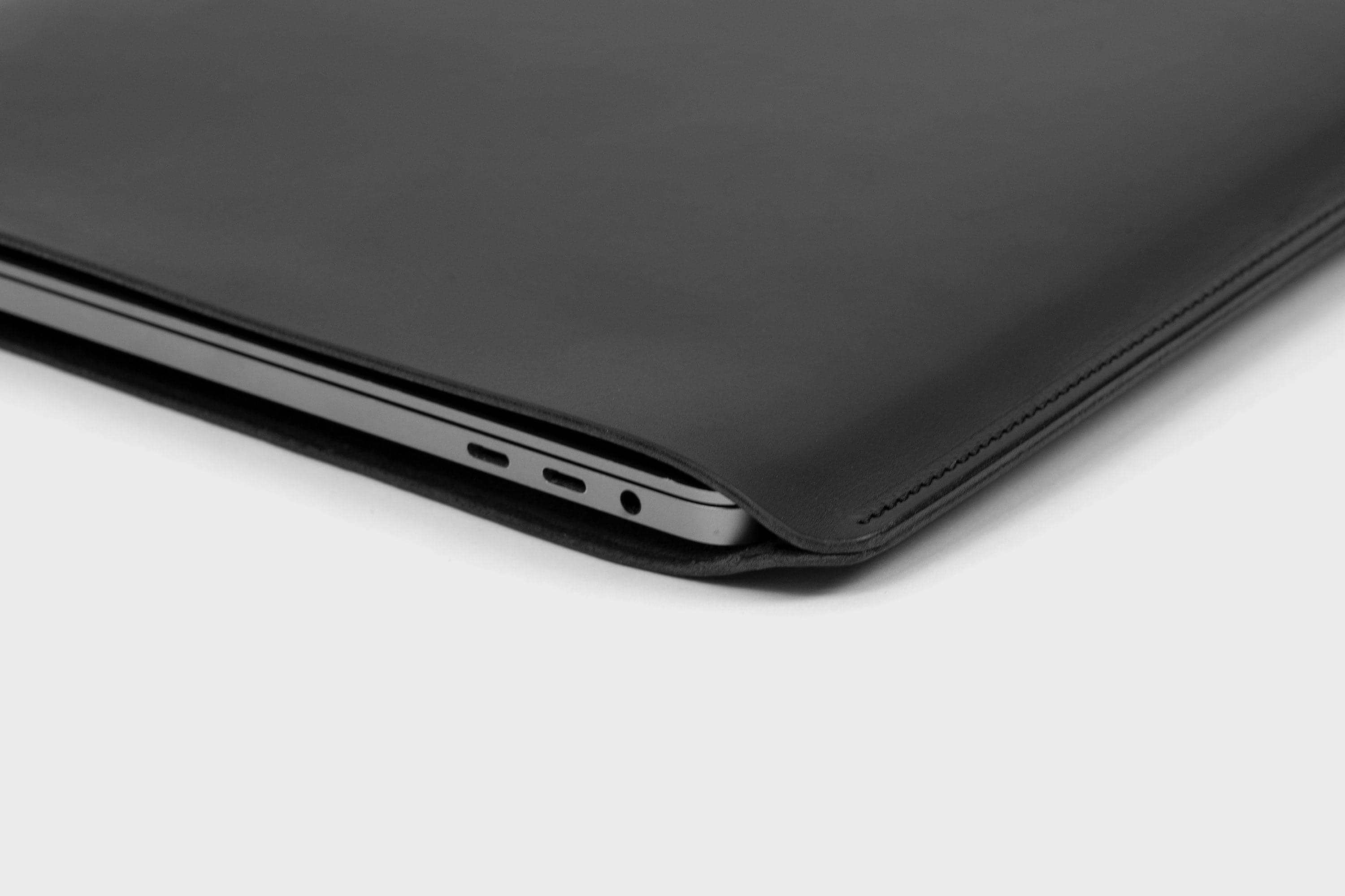 MacBook Pro 16 Inch Leather Slip Sleeve Case Black Vegetable Tanned Full Grain Real Leather Minimalistic Design Premium Quality Manuel Dreesmann Atelier Madre Barcelona