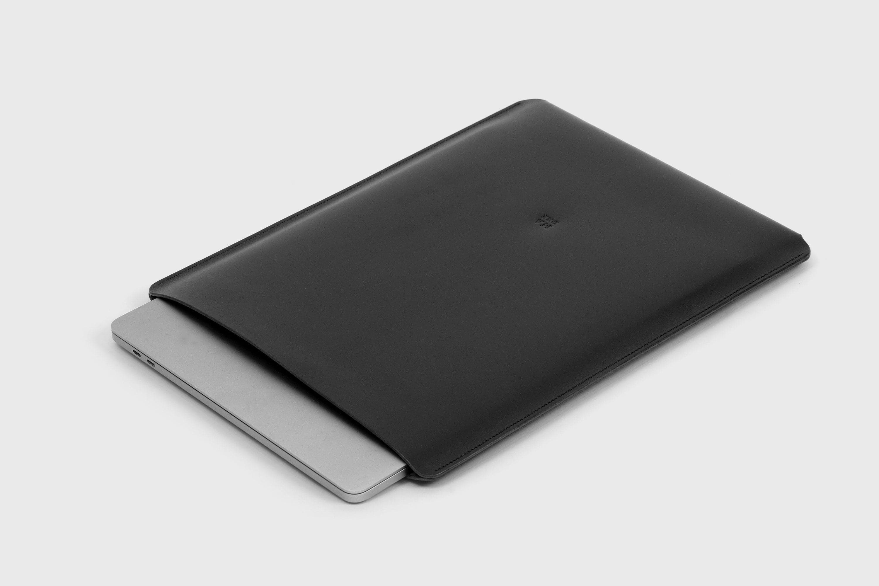 MacBook 16 Inch Slip Sleeve Leather 2022 Black Manuel Dreesmann Atelier Madre