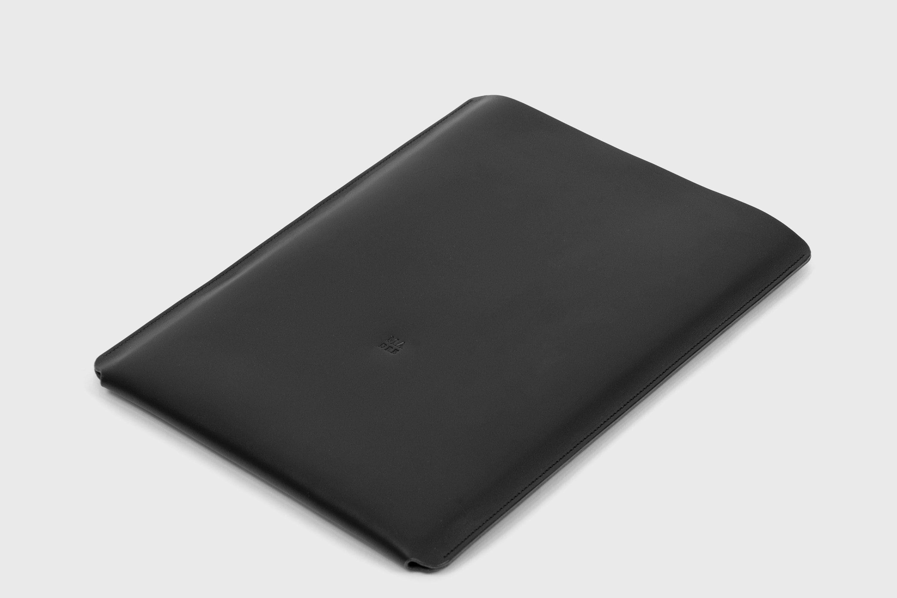 MacBook Pro 16 Inch Sleeve Leather Slip Case Bag 2021 Black Manuel Dreesmann Atelier Madre