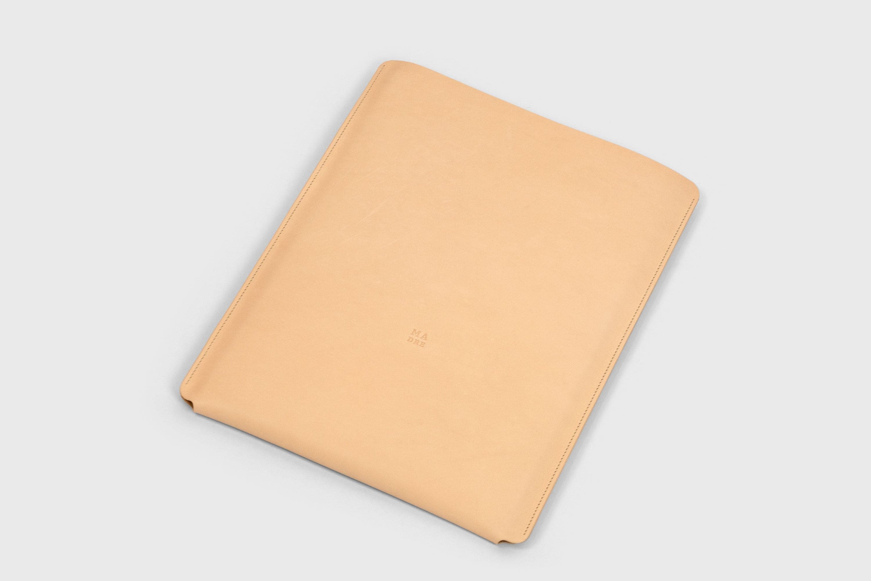 MacBook Pro 16 Inch Leather Slip Sleeve Case Natural Vegetable Tanned Full Grain Real Leather Minimalistic Design Premium Quality Manuel Dreesmann Atelier Madre Barcelona
