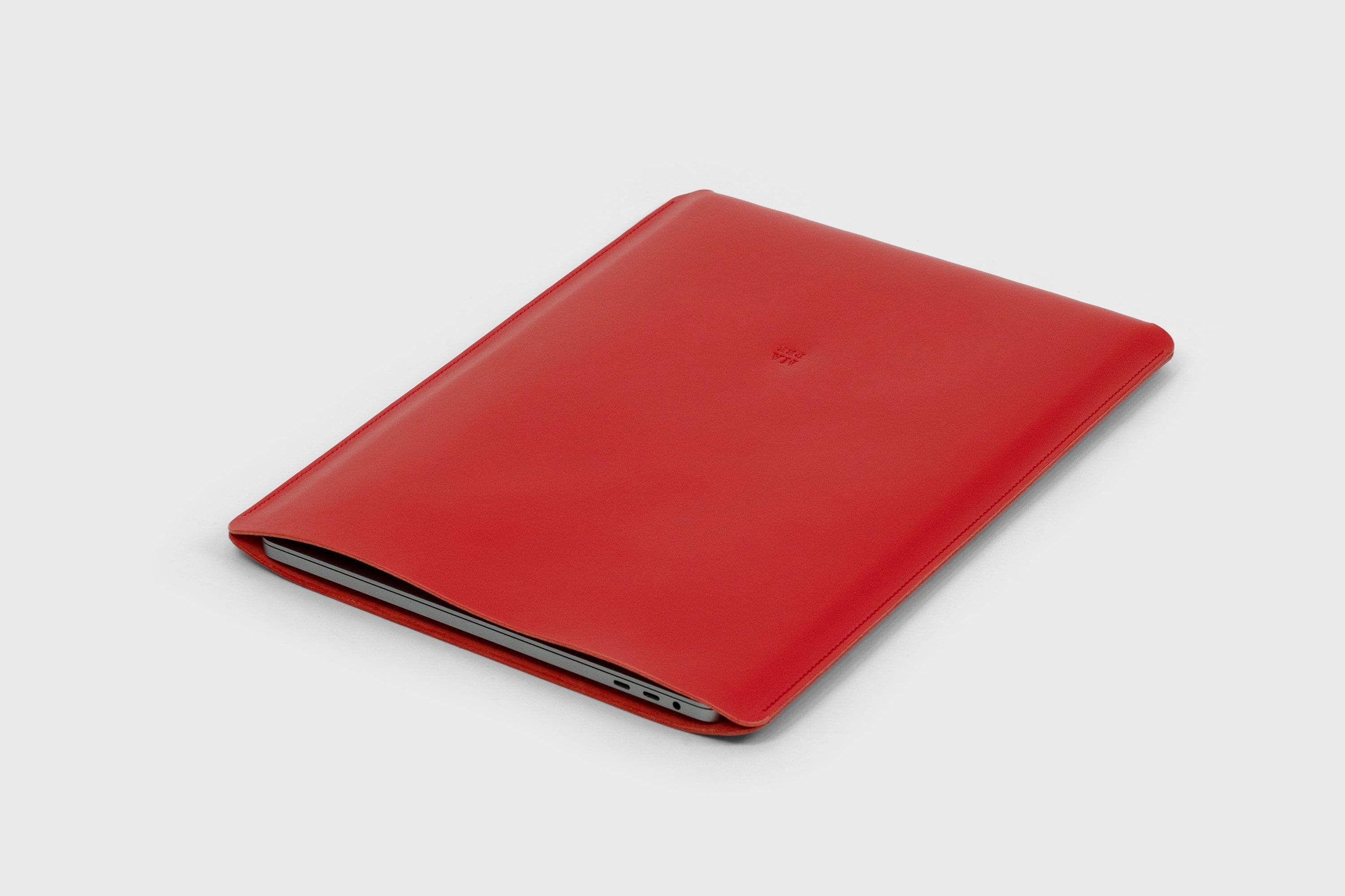 MacBook Pro And Air 13 Inch Leather Sleeve Red Color Minimalistic Vegetable Tanned Leather Qualität Design Manuel Dreesmann Atelier Madre Barcelona Spain