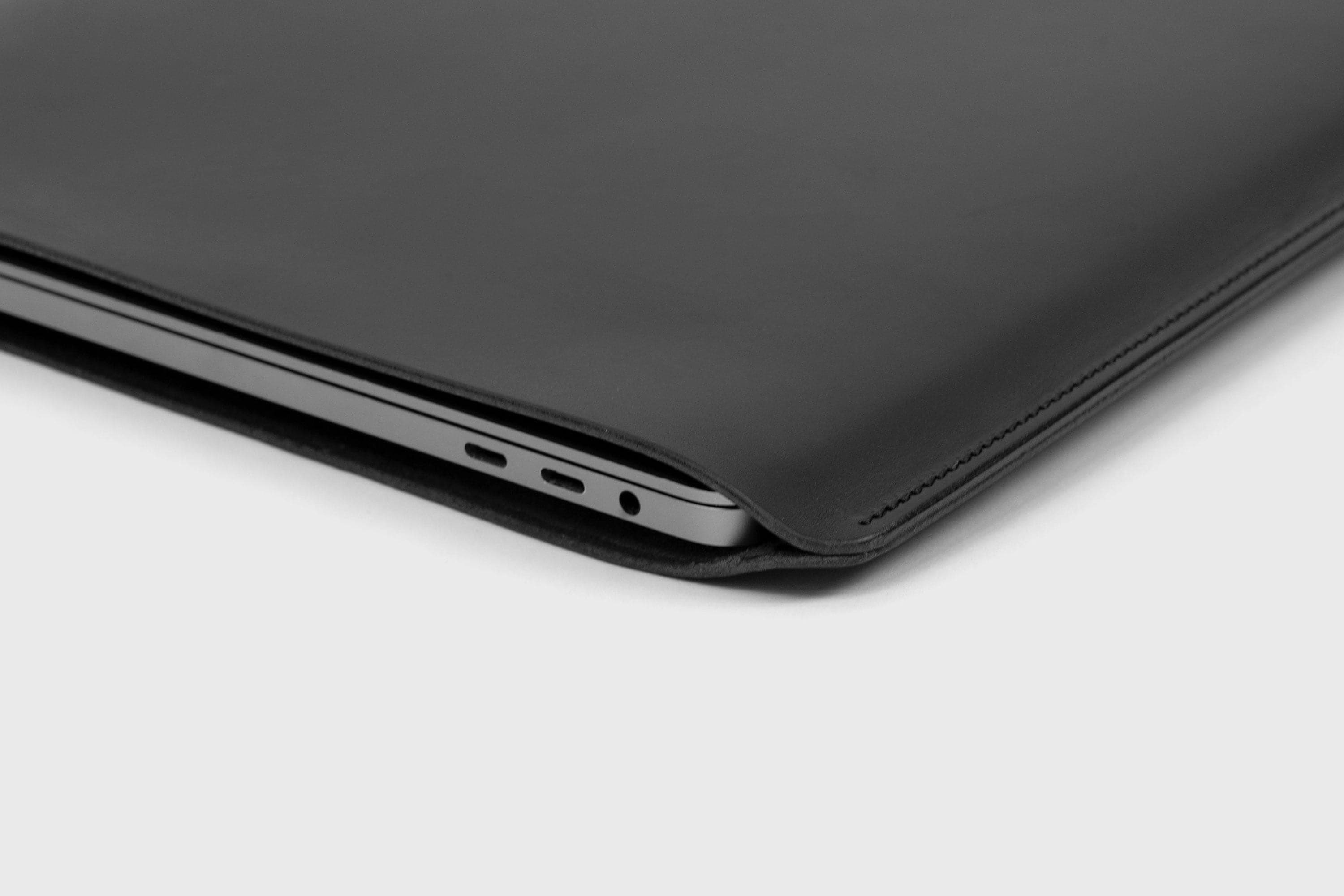MacBook Pro And Air 13 Inch 2023 M2 Leather Sleeve Black Color Minimalistic Vegetable Tanned Leather Design Manuel Dreesmann Atelier Madre Barcelona Spain