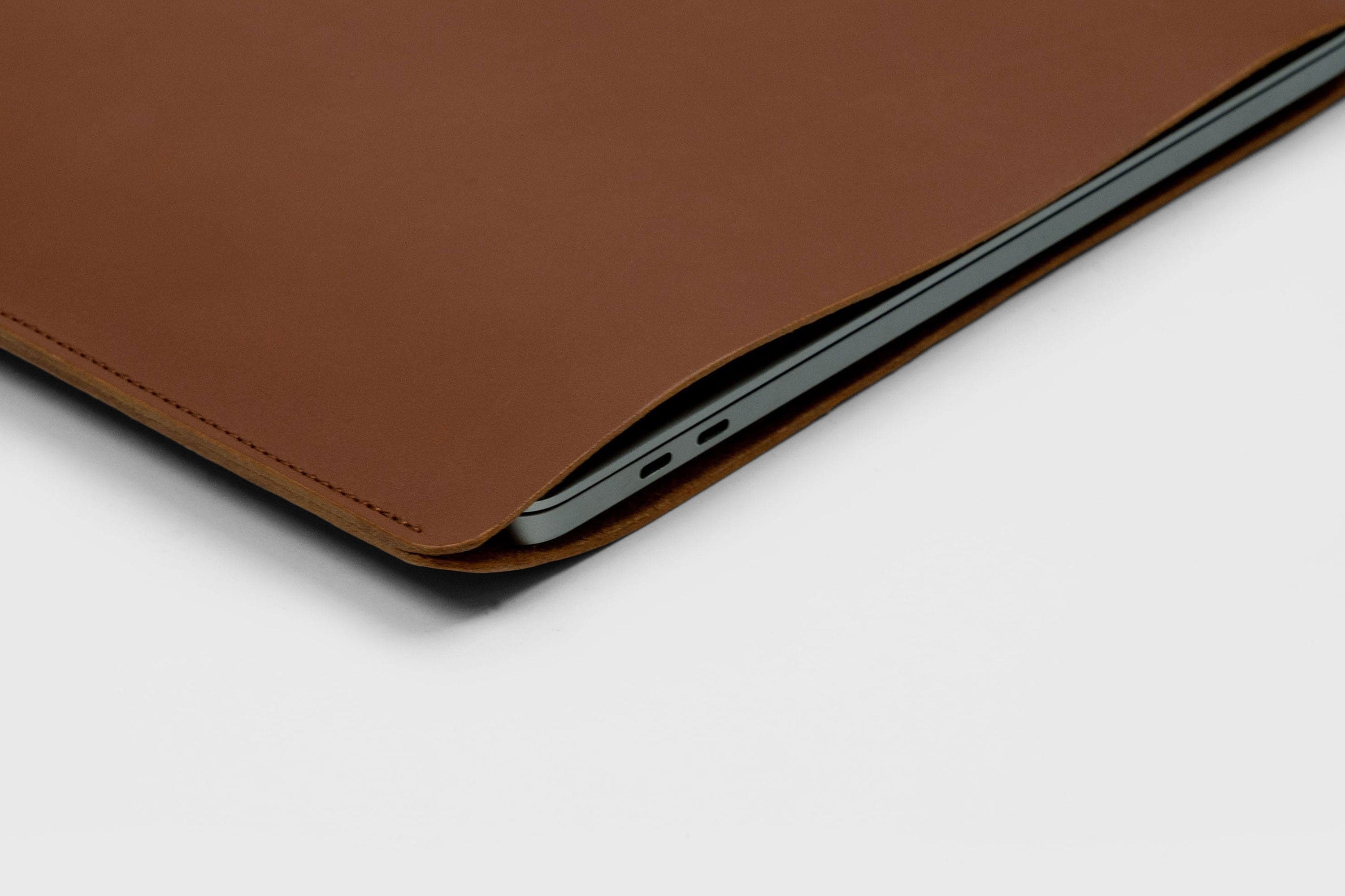 MacBook Pro And Air 13 Inch 2023 Leather Sleeve Laptop-Bag Dark Brown Color Minimal Design Novillo Vegetable Tanned Leather Design Manuel Dreesmann Atelier Madre Barcelona Spain