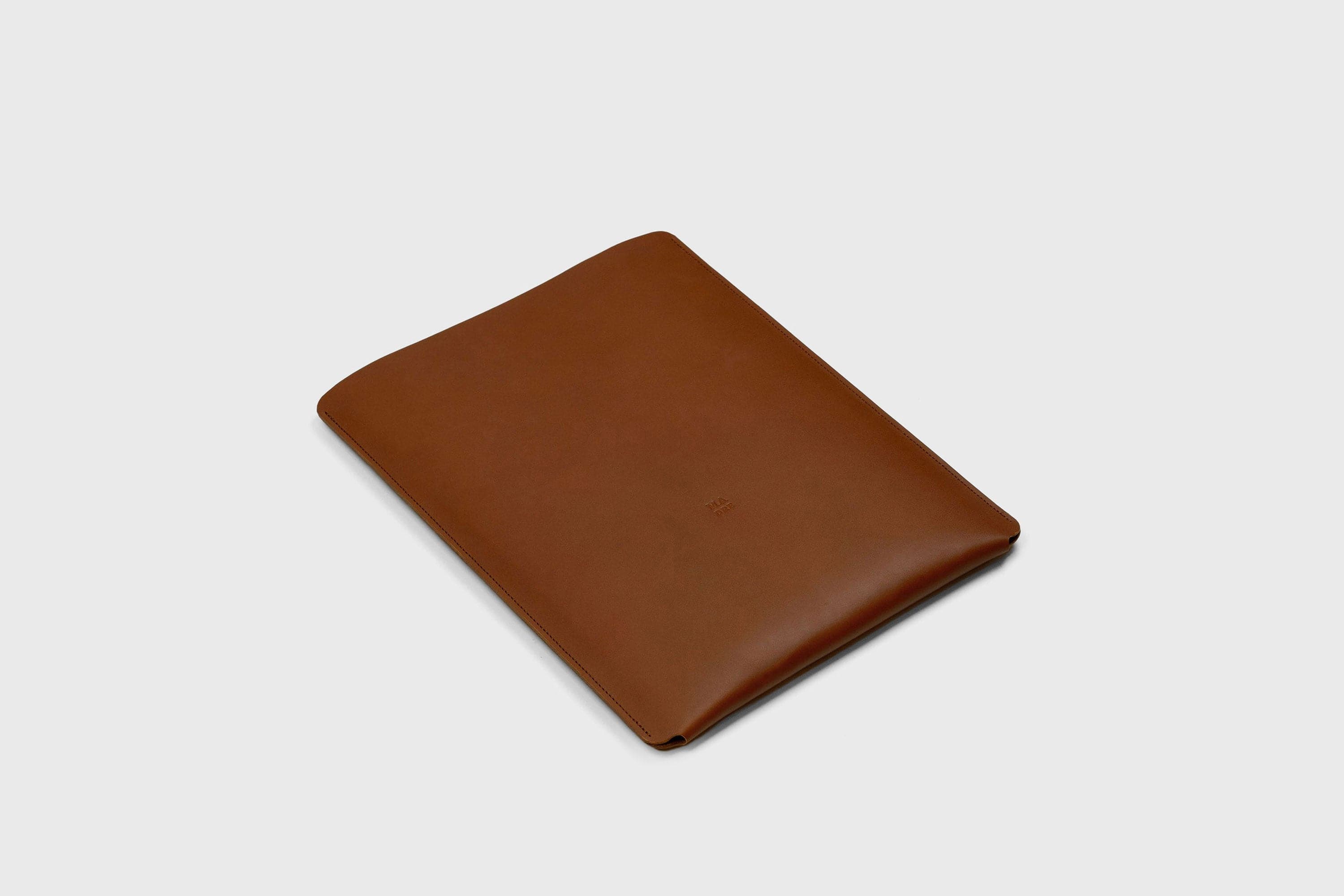 MacBook Pro And Air 13 Inch 2023 Leather Sleeve Dark Brown Color Minimal Design Notebook-Bag Novillo Vegetable Tanned Leather Design Manuel Dreesmann Atelier Madre Barcelona Spain