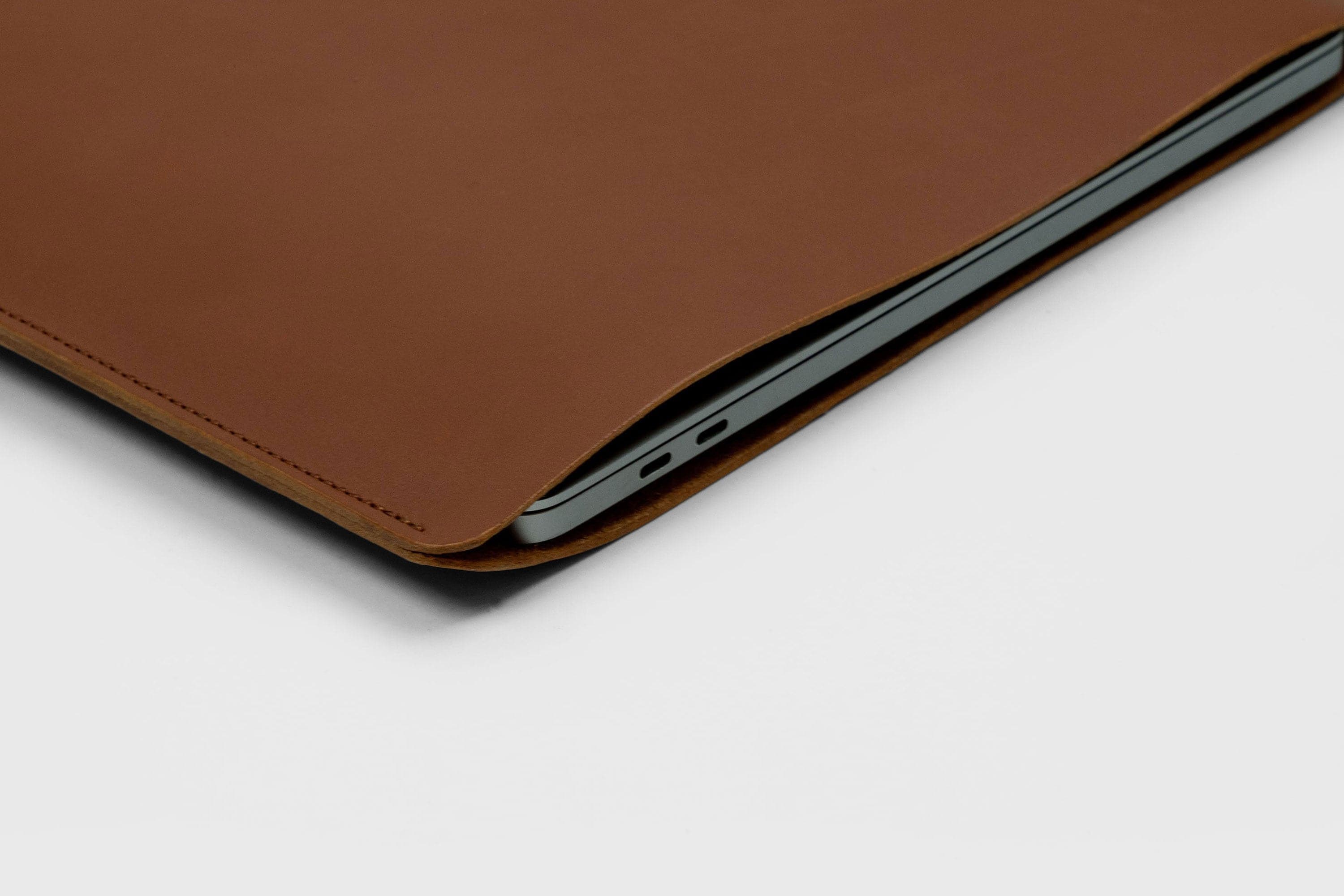 MacBook Pro 14 Inch Sleeve Leather Dark Brown Vachetta Vegetable Tanned Leather Design Manuel Dreesmann Atelier Madre Barcelona Spain