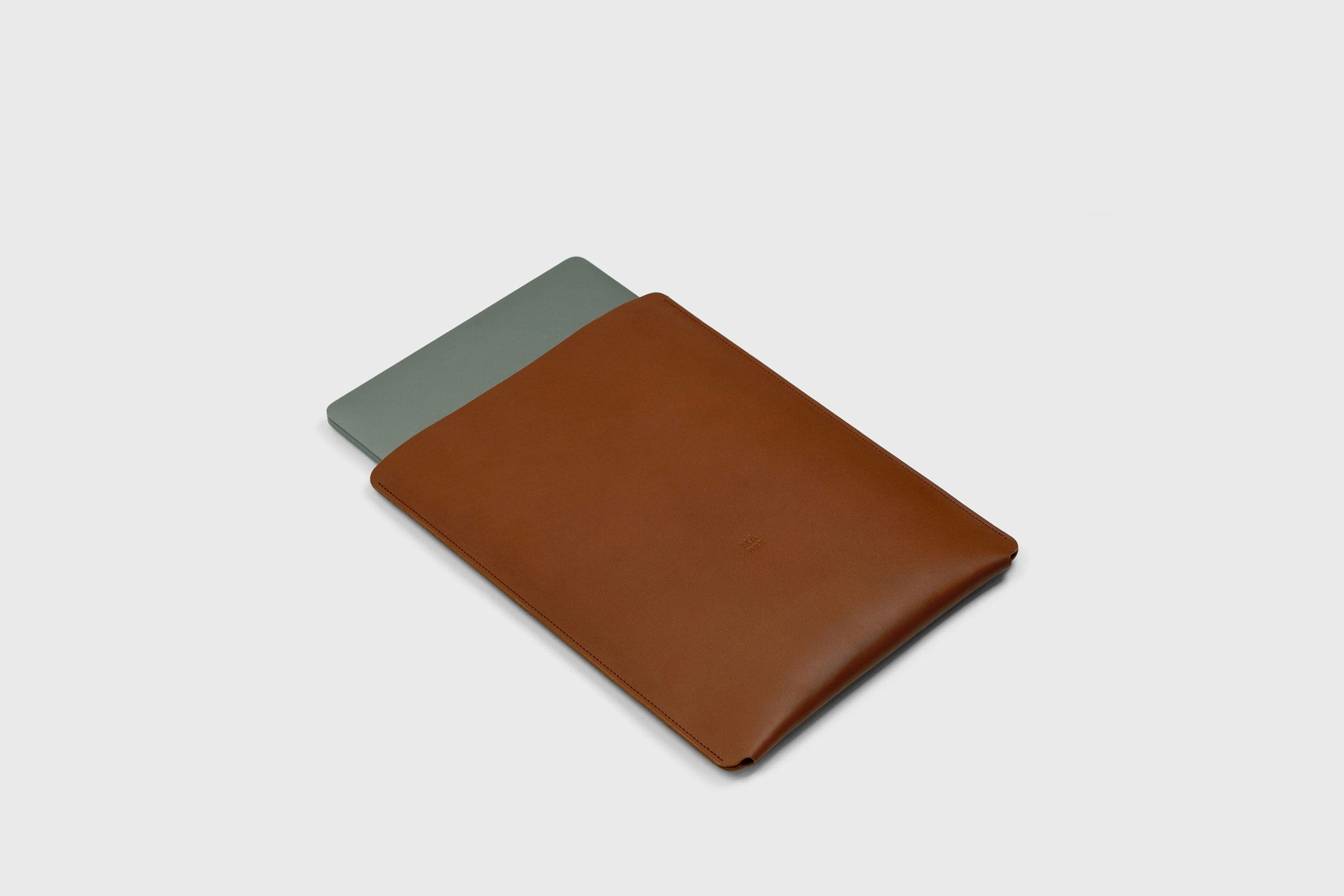 MacBook Pro 14 Inch Sleeve Leather 2023 Dark Brown Vegetable Tanned Leather Design Manuel Dreesmann Atelier Madre Barcelona Spain