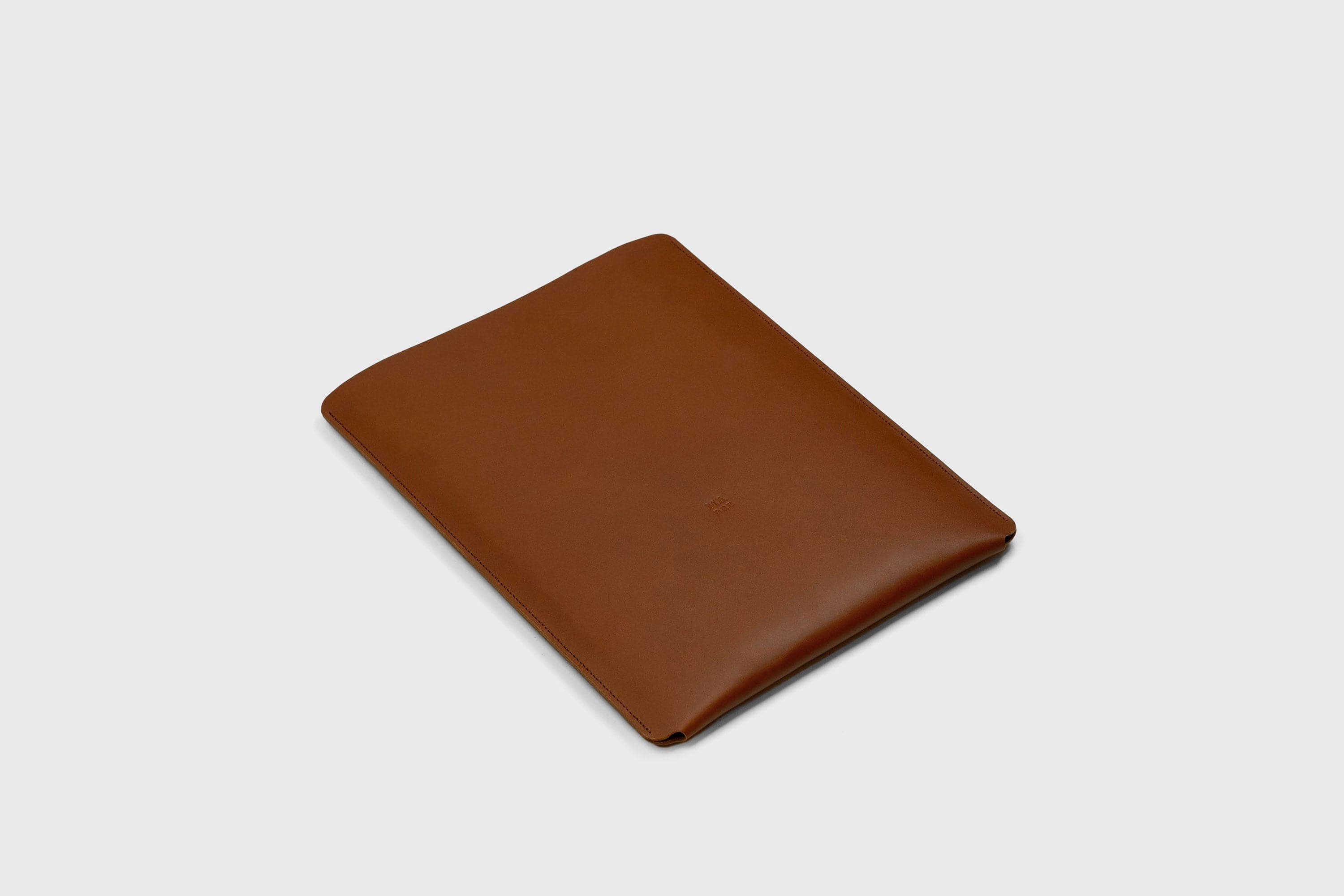 MacBook Pro 14 Inch Sleeve Leather Modern Dark Brown Vegetable Tanned Leather Design Manuel Dreesmann Atelier Madre Barcelona Spain