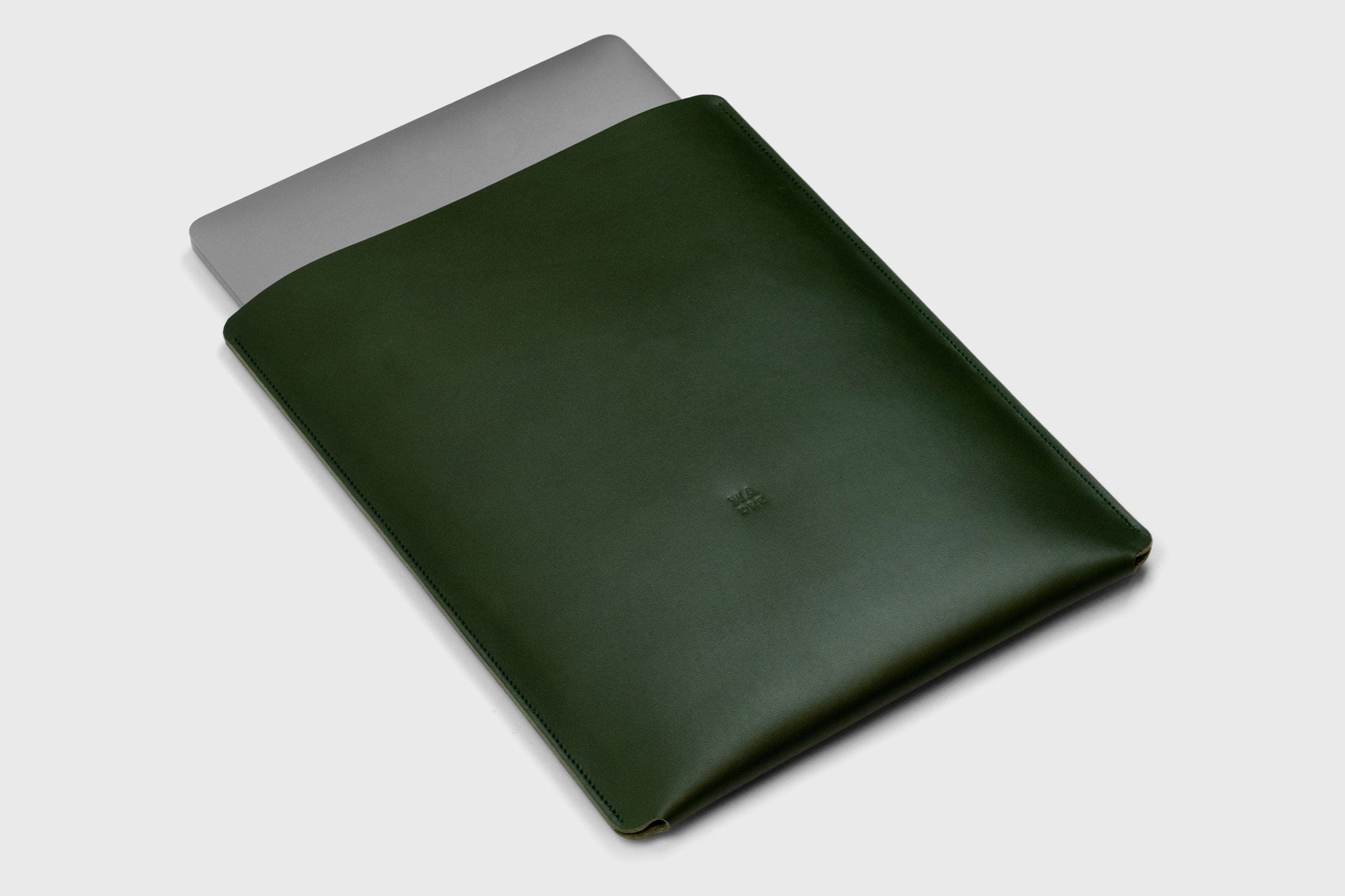 MacBook Pro 14 Inch Sleeve Leather Dark Olive Green Vegetable Tanned Leather Design Manuel Dreesmann Atelier Madre Barcelona Spain