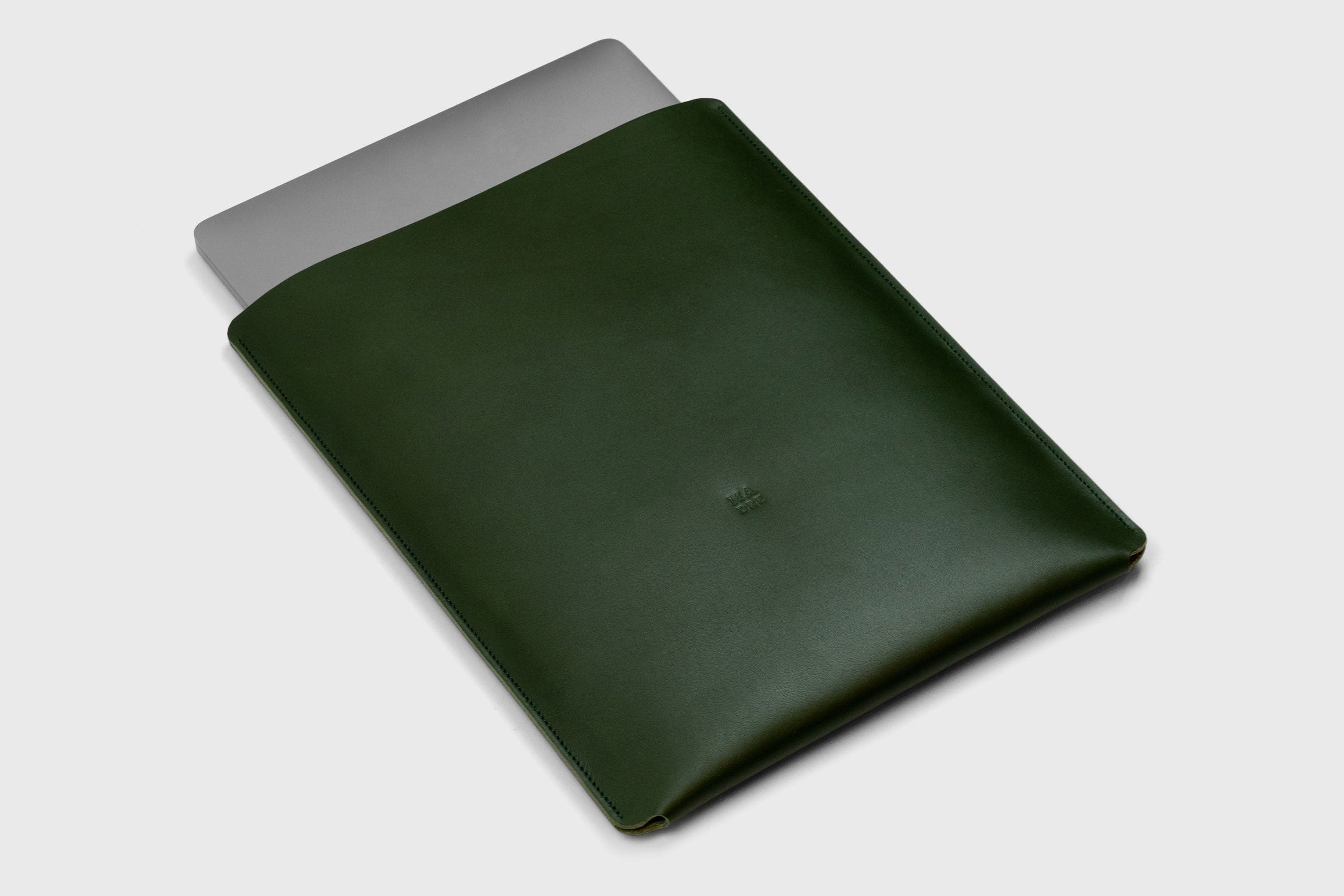 MacBook Sleeve 16 Inch Leather Dark Olive Green Vegetable Tanned Leather Premium Minimalistic Design By Manuel Dreesmann Atelier Madre Barcelona Spain