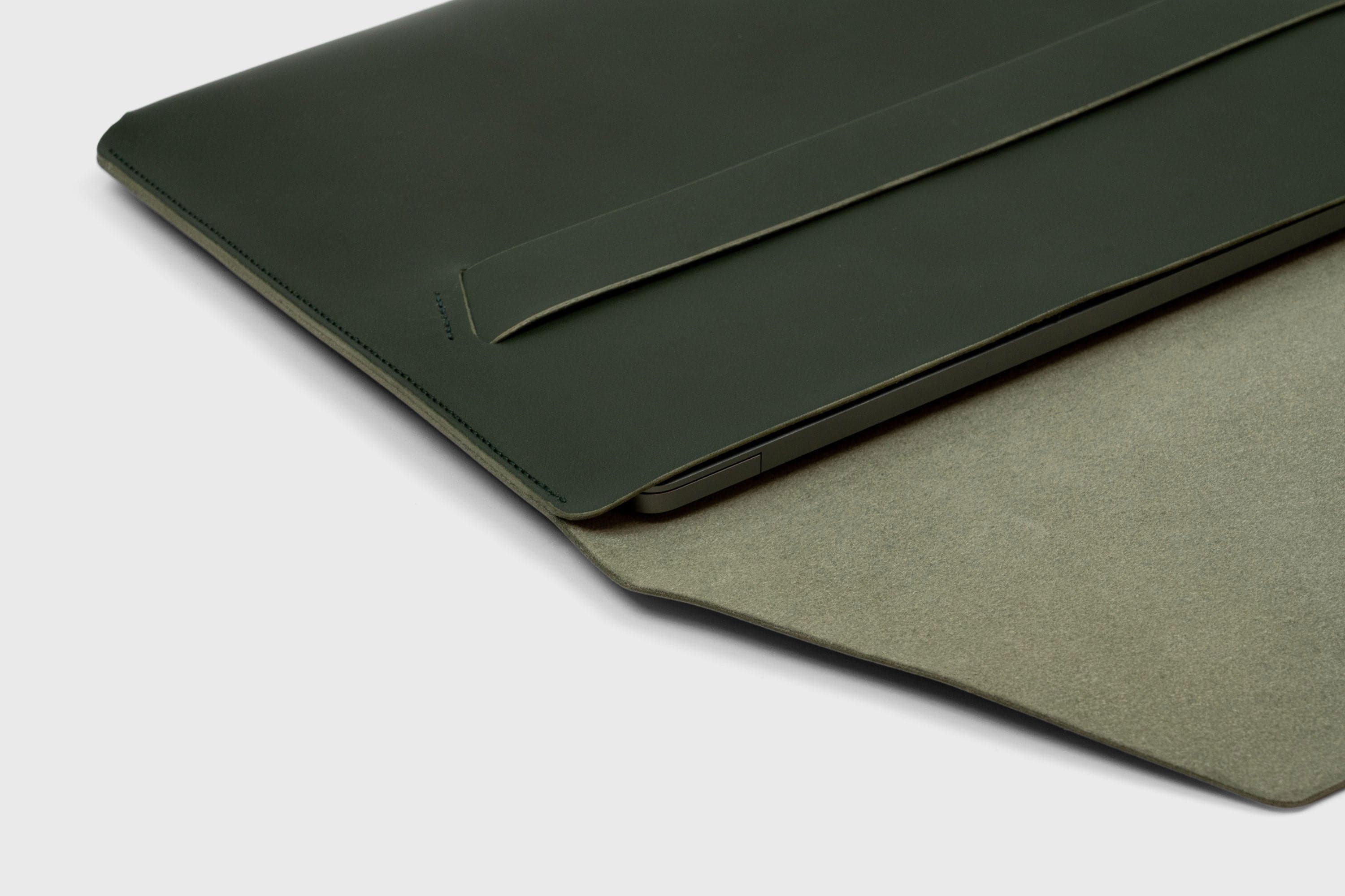 MacBook Sleeve 16 Inch Leather Dark Olive Green Artisanship Vegetable Tanned Leather Exclusive Quality Design By Manuel Dreesmann Atelier Madre Barcelona Spain