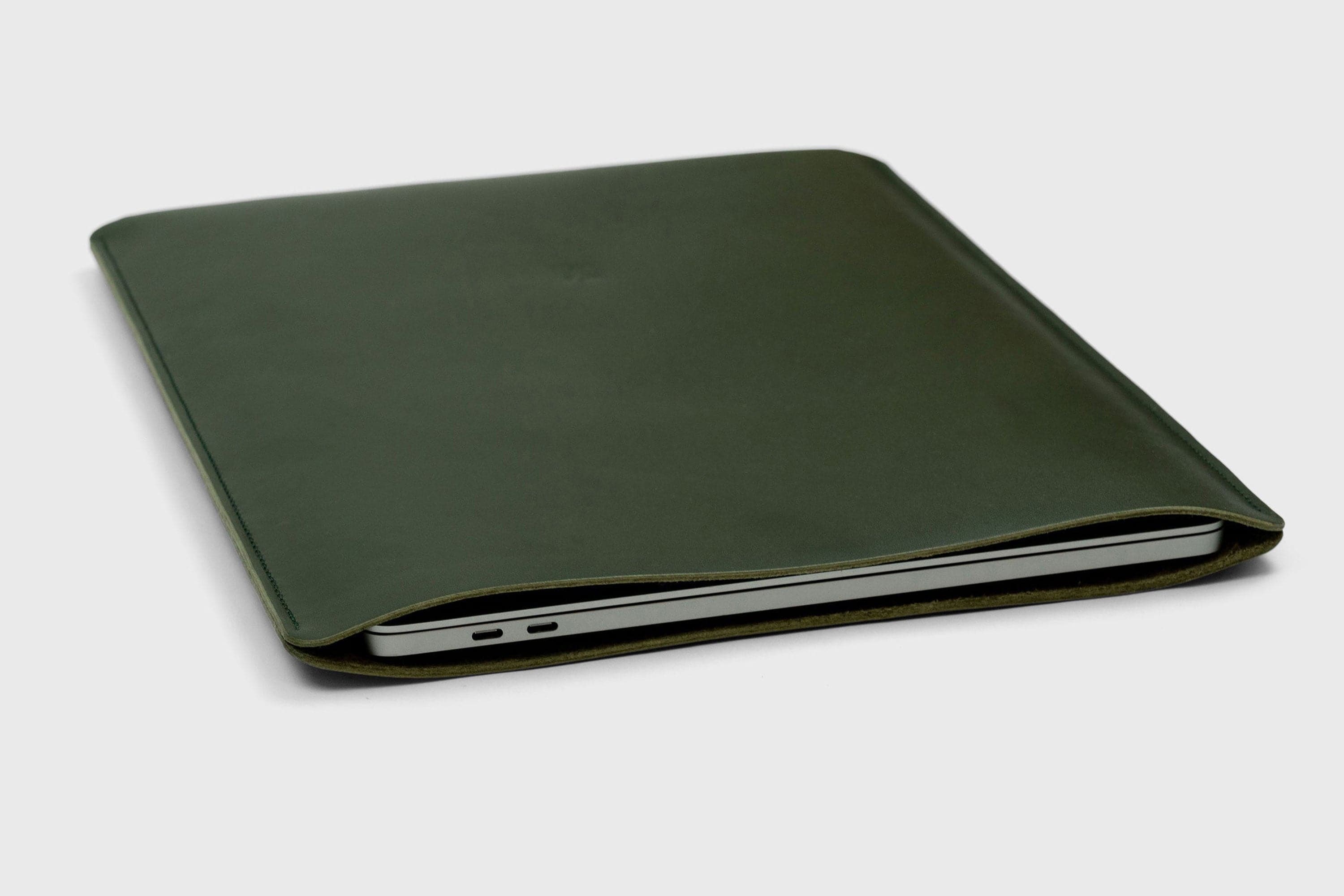 MacBook Pro And Air 13 Inch 2023 M2 Leather Sleeve Dark Olive Green Color Minimal Design Vegetable Tanned Leather Design Manuel Dreesmann Atelier Madre Barcelona Spain