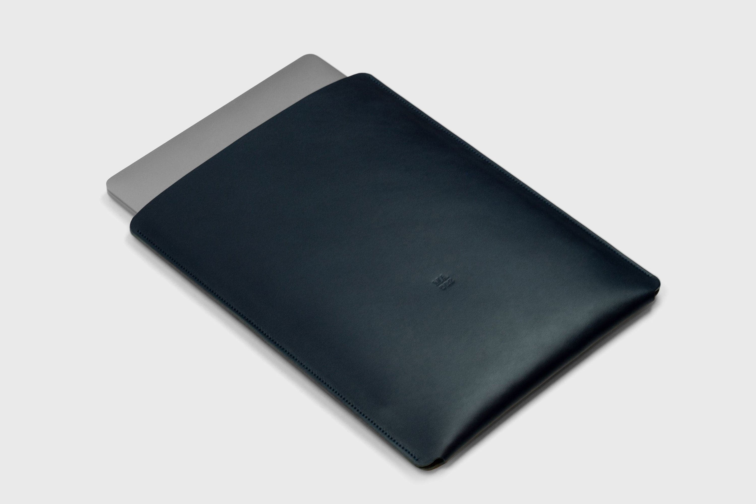 MacBook Pro 14 Inch Sleeve Leather Dark Marine Blue Minimalist Design Vegetable Tanned Leather Design Manuel Dreesmann Atelier Madre Barcelona Spain
