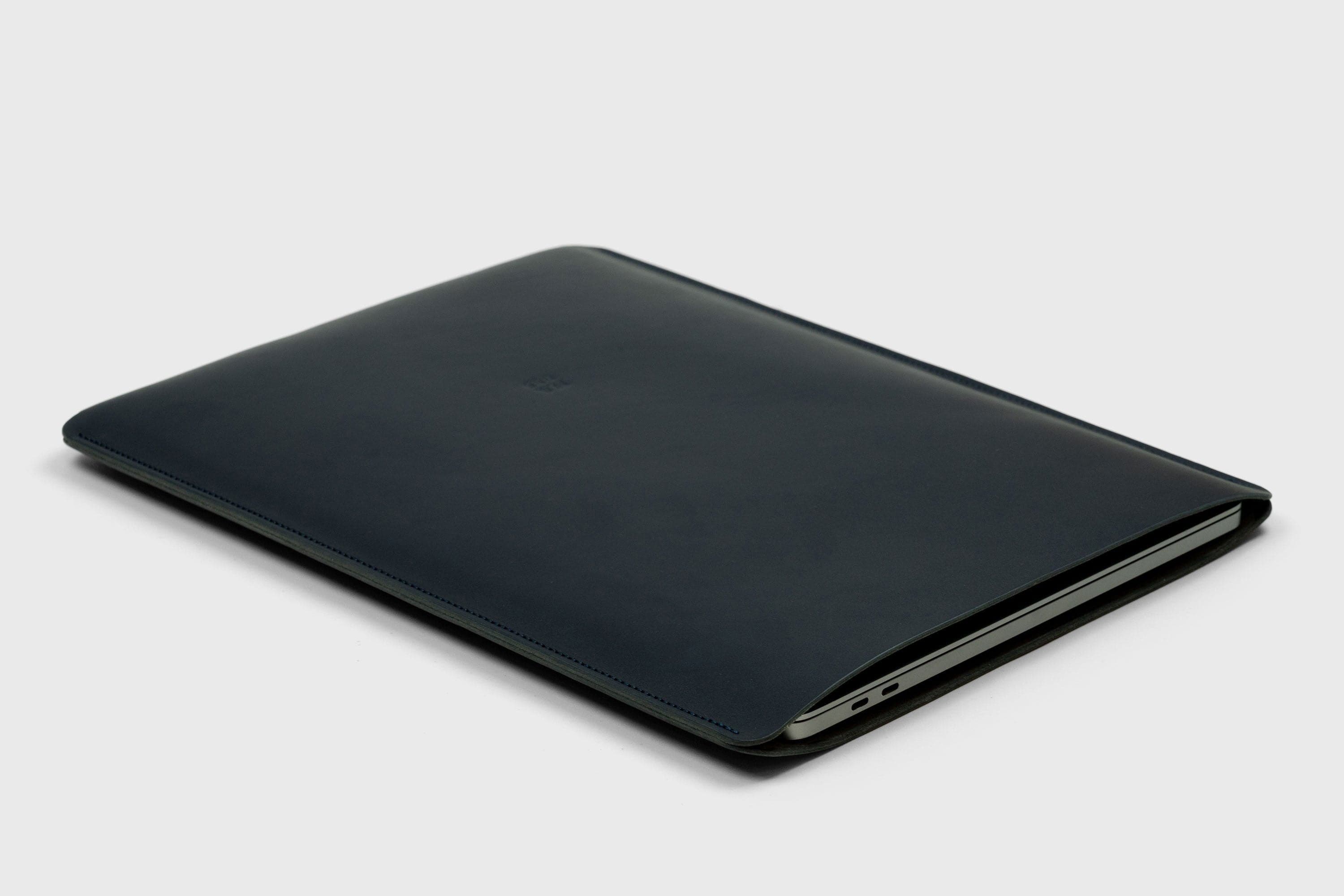 MacBook Sleeve 16 Inch Leather Marine Blue Dark Vegetable Tanned Leather Premium Minimalistic Design By Manuel Dreesmann Atelier Madre Barcelona Spain