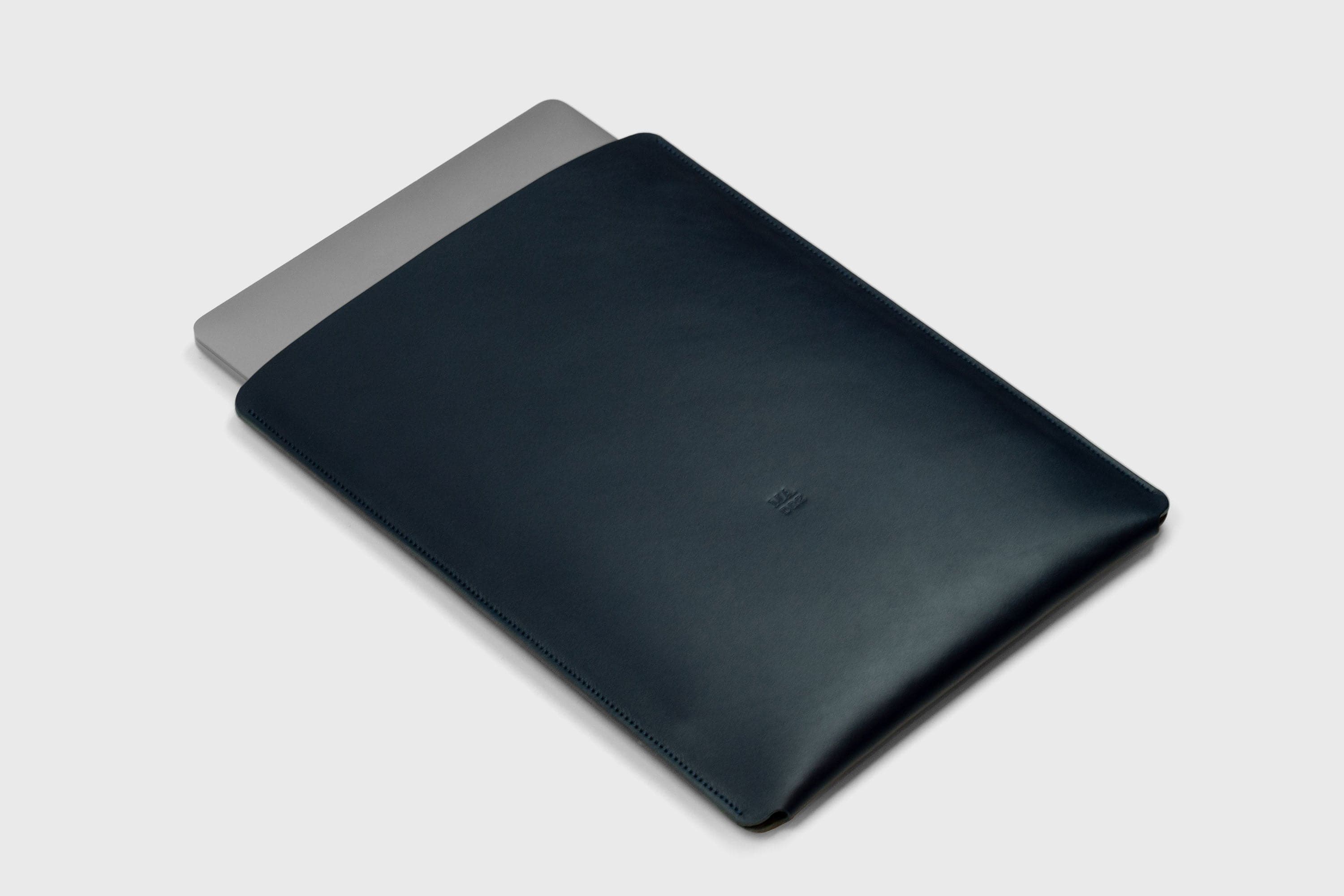 MacBook Sleeve 16 Inch Bag Leather Marine Blue Dark Vegetable Tanned Leather Minimalistic Design By Manuel Dreesmann Atelier Madre Barcelona Spain