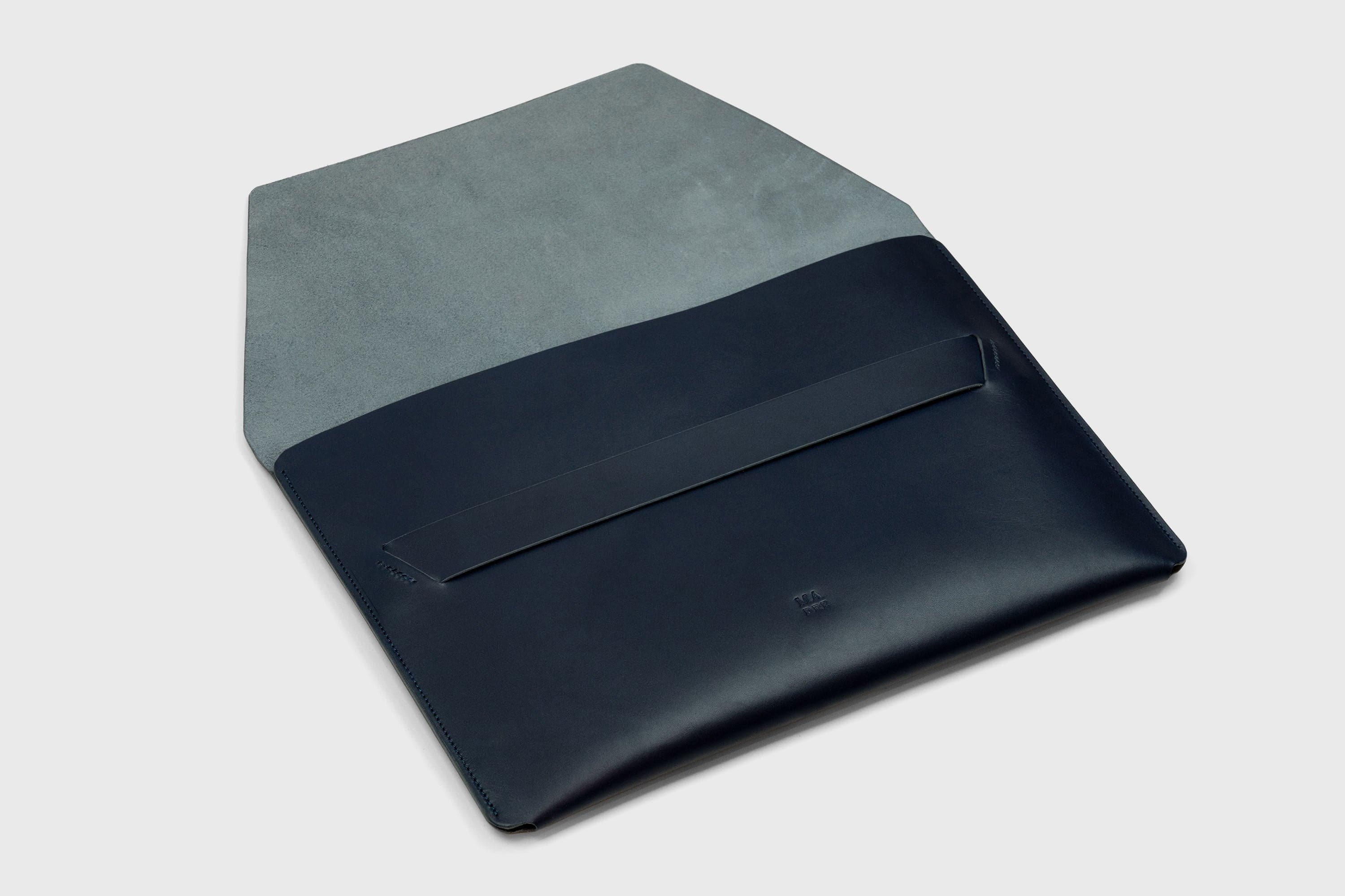 MacBook Sleeve 16 Inch Leather Dark Marine Blue Computer Bag Vegetable Tanned Leather Exclusive Quality Design By Manuel Dreesmann Atelier Madre Barcelona Spain
