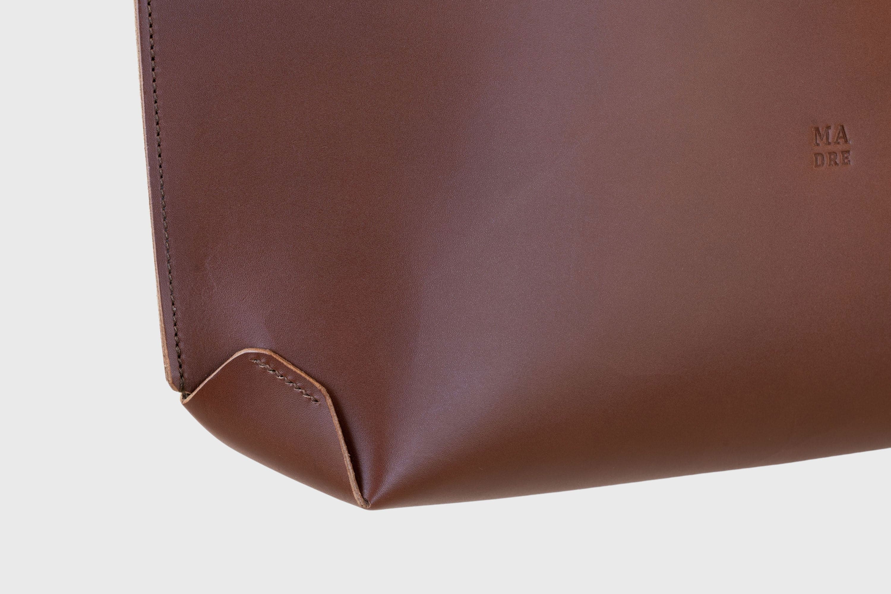 Tote Bag Dark Brown Vachetta Leather Detail Photo Bottom Folding Sustainable Design By Manuel Dreesmann Atelier Madre Barcelona Spain
